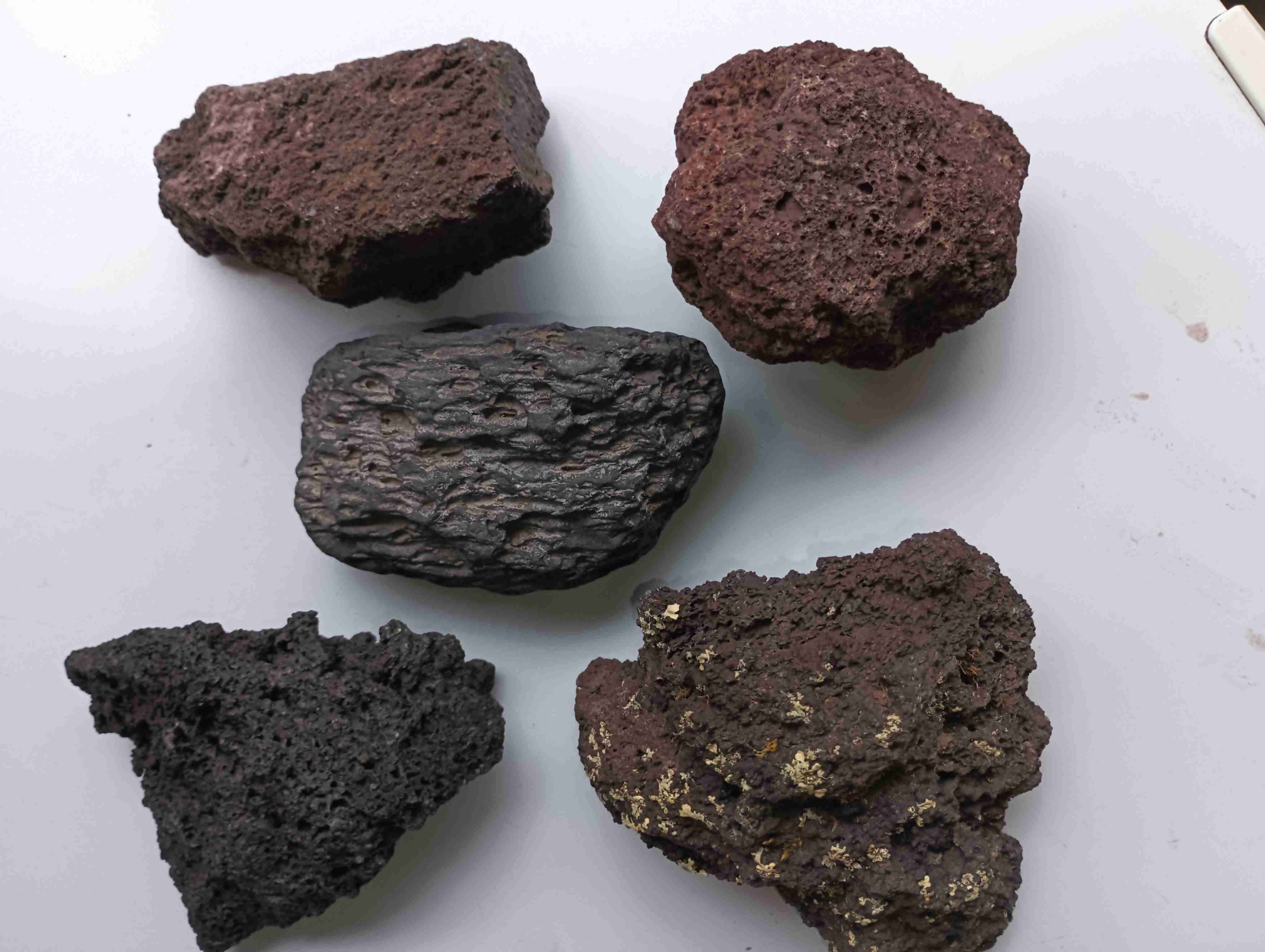 Rocas volcánicas decorativas