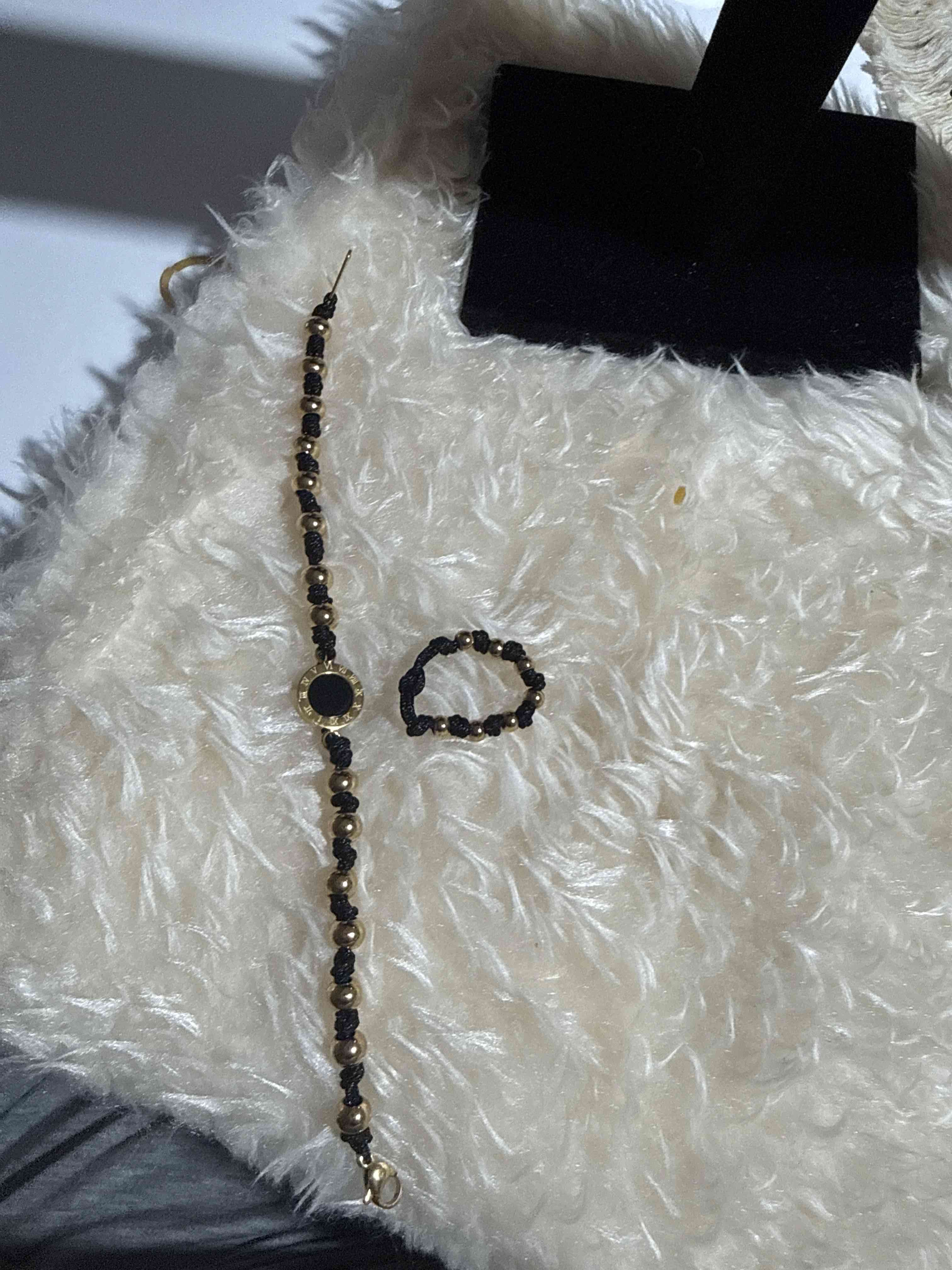 Brazaletes de macramé con dijes - miniatura 2