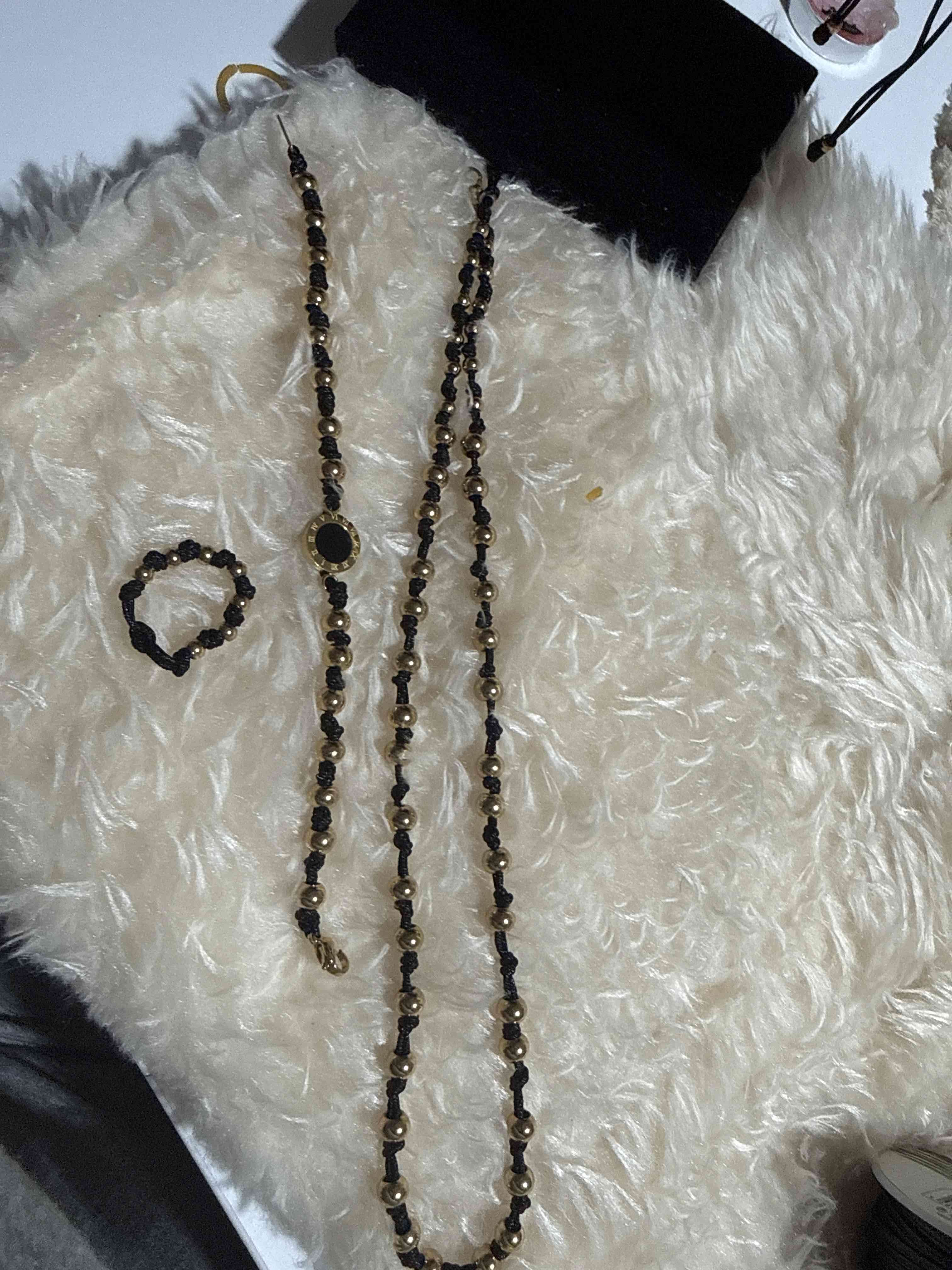 Brazaletes de macramé con dijes - miniatura 3