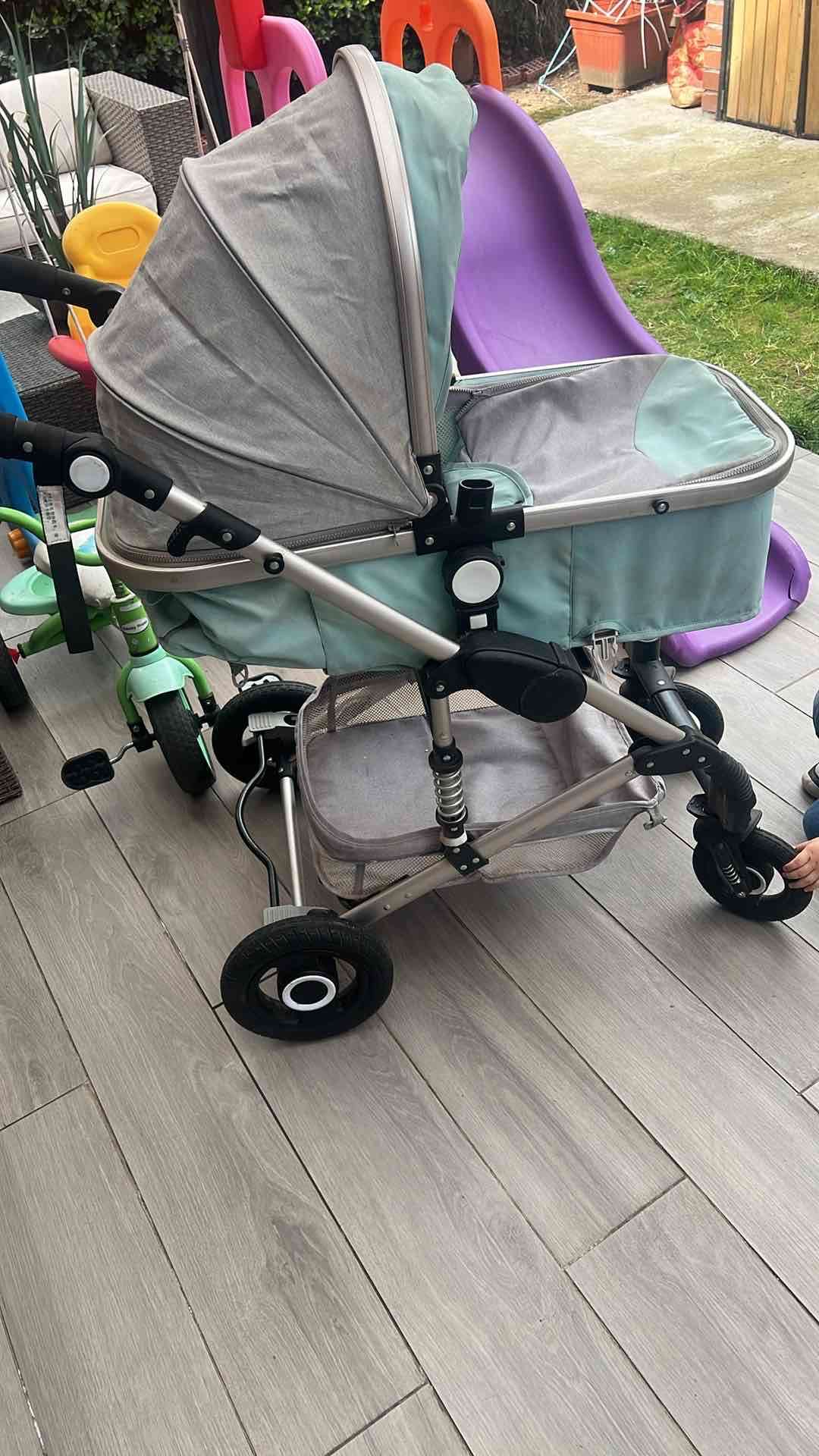 Coche de bebé gris y verde