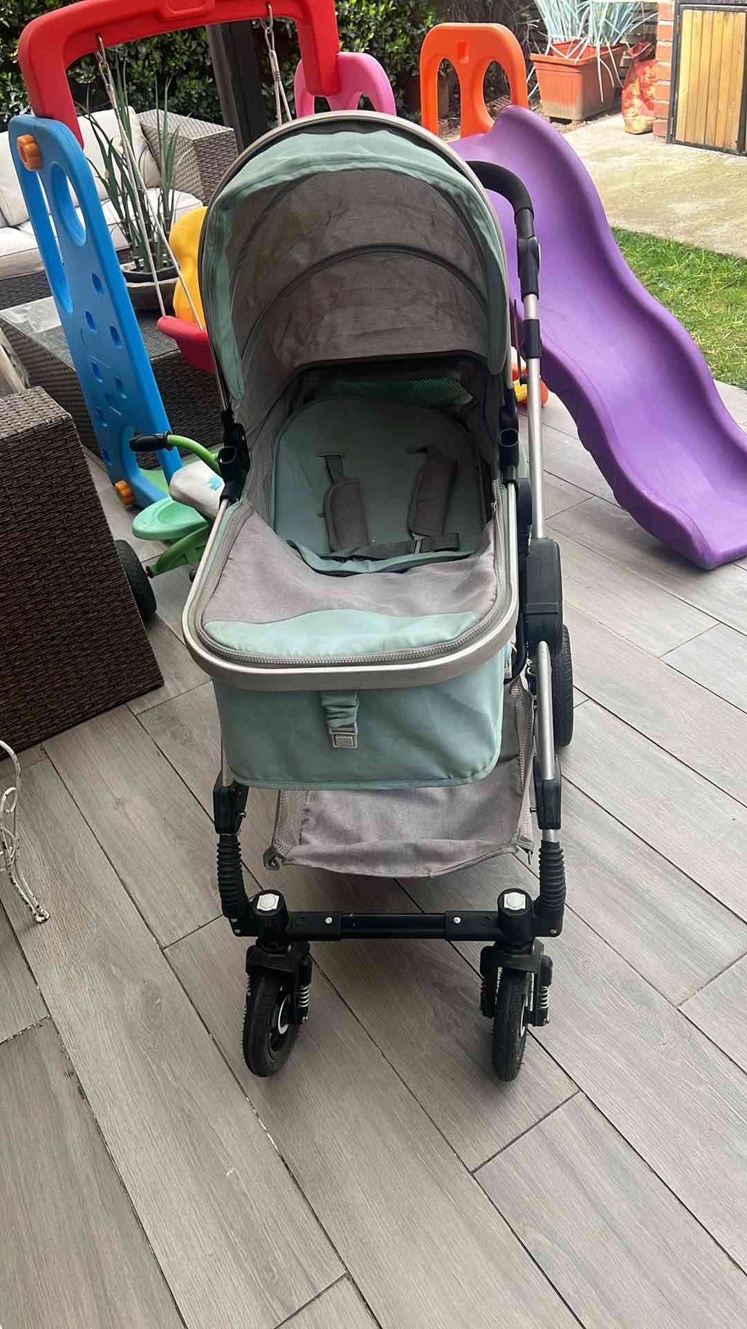 Coche de bebé gris y verde - miniatura 3