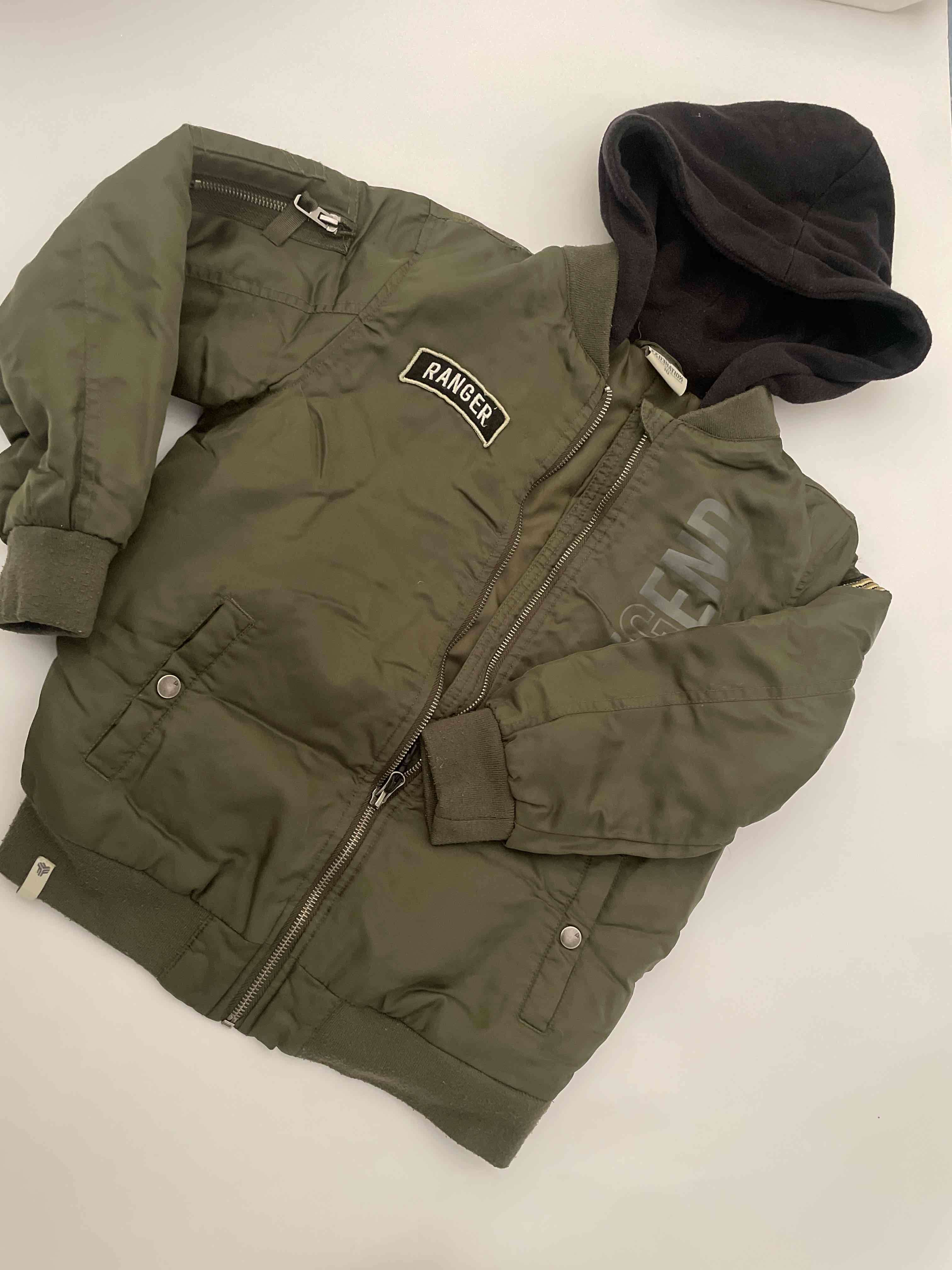 Chaqueta verde con capucha para niños