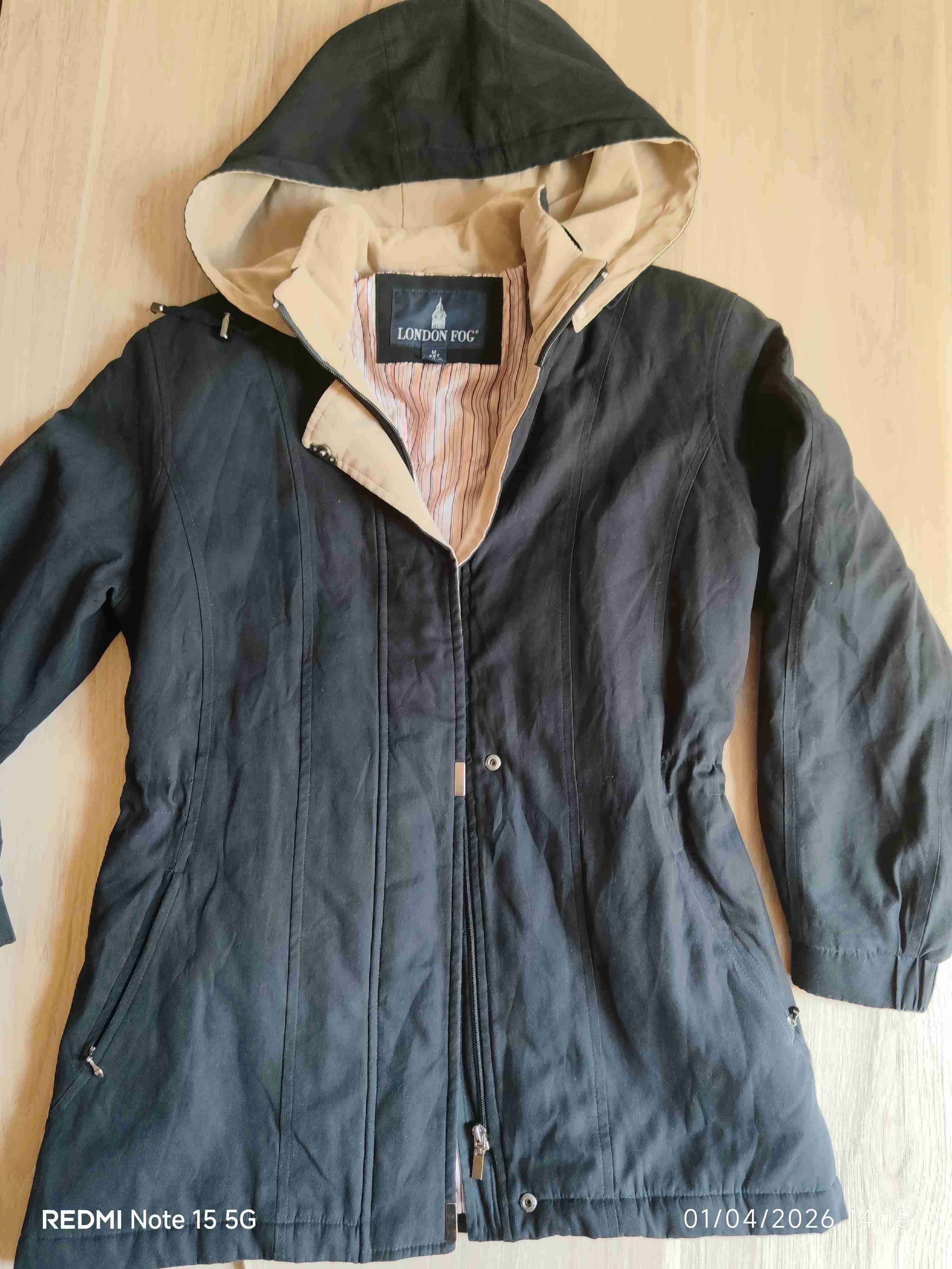 Abrigo negro con capucha