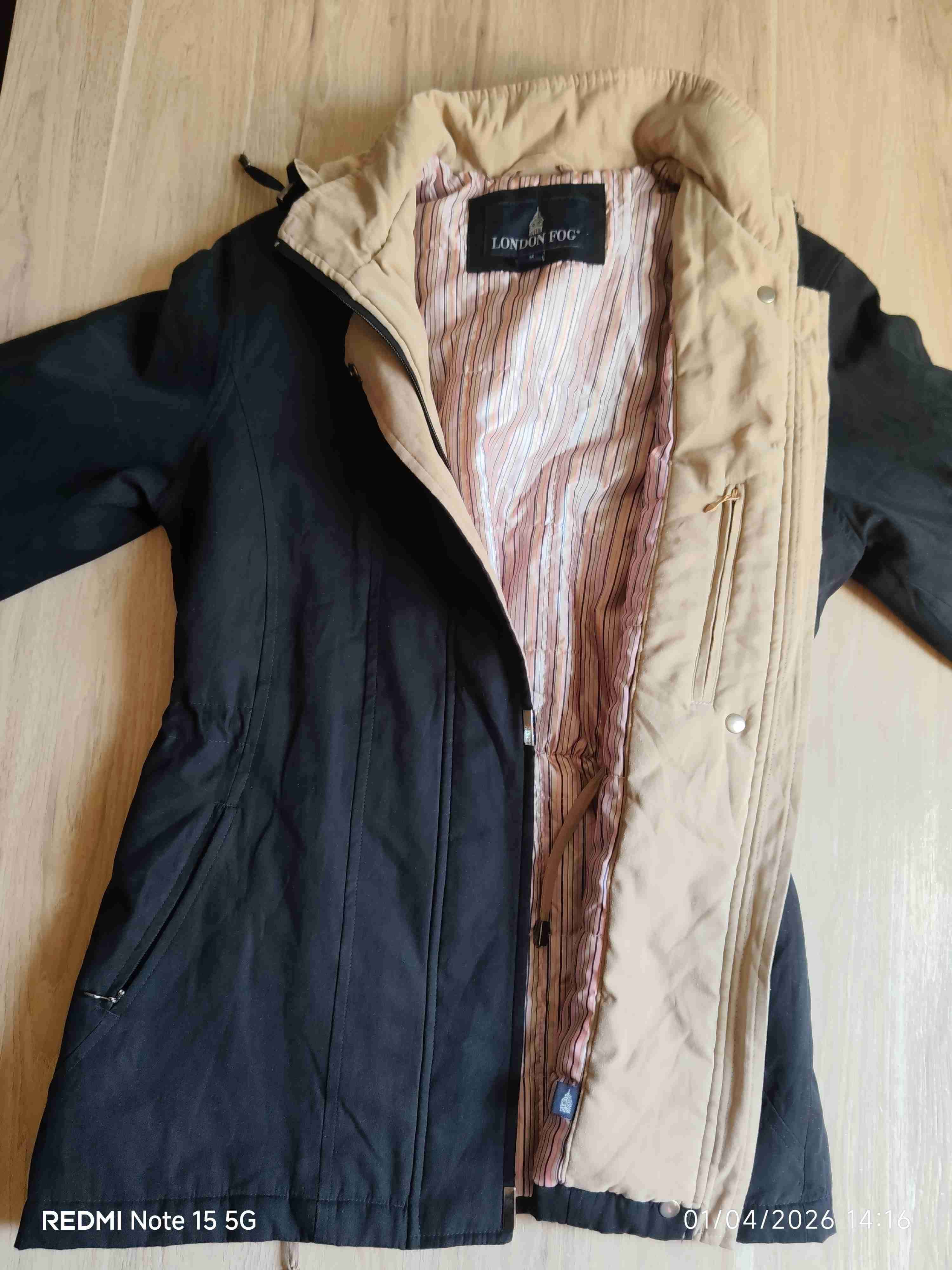 Abrigo negro con capucha - miniatura 2