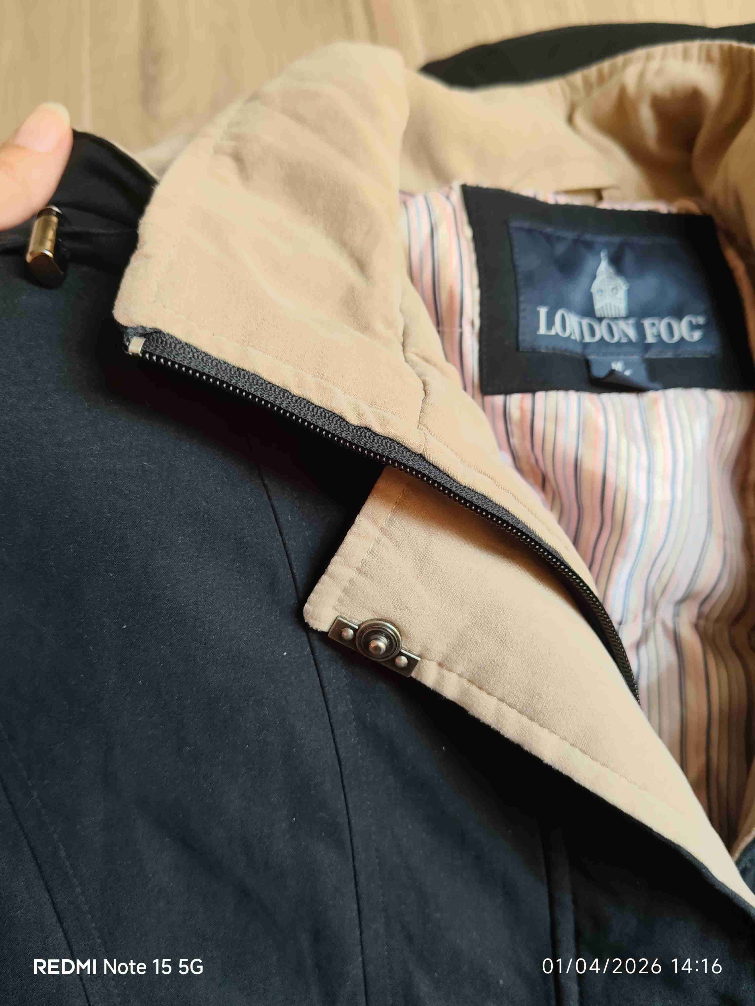 Abrigo negro con capucha - miniatura 3