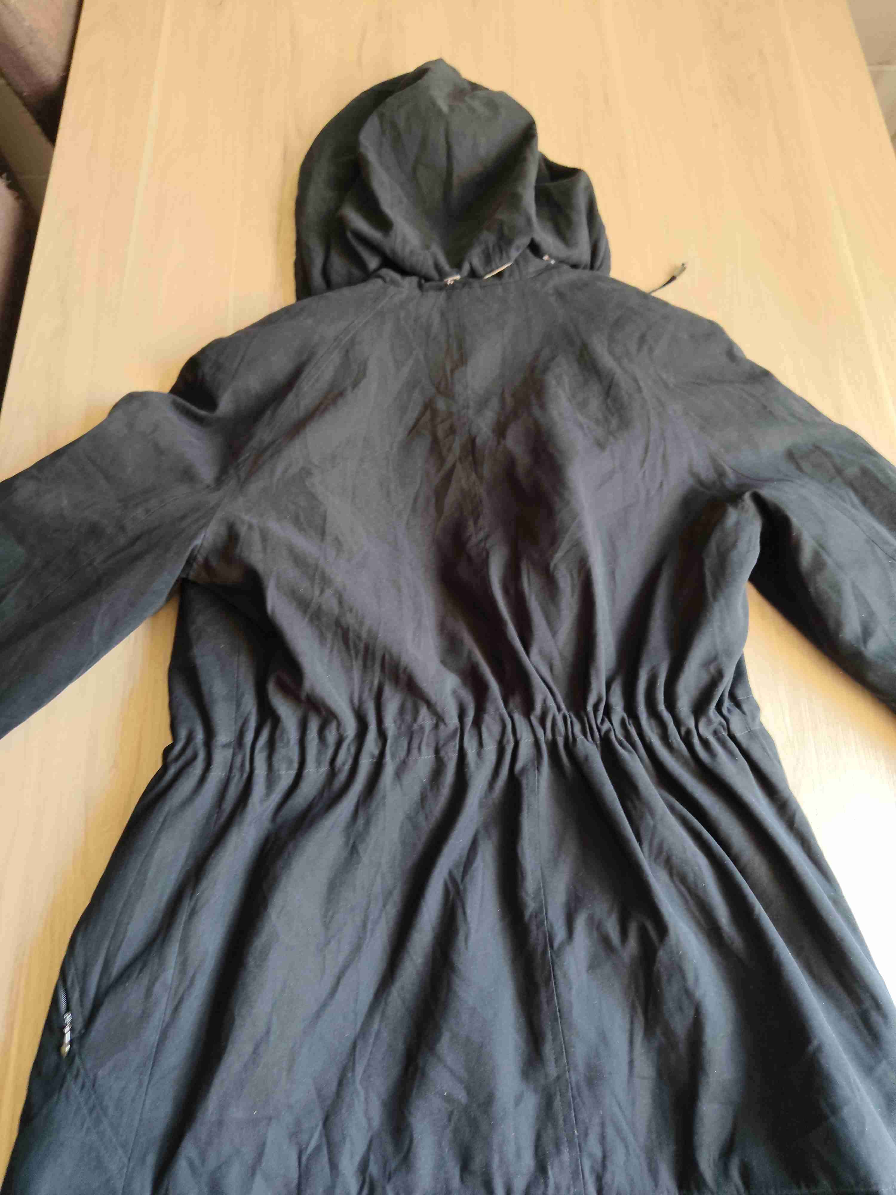 Abrigo negro con capucha - miniatura 6