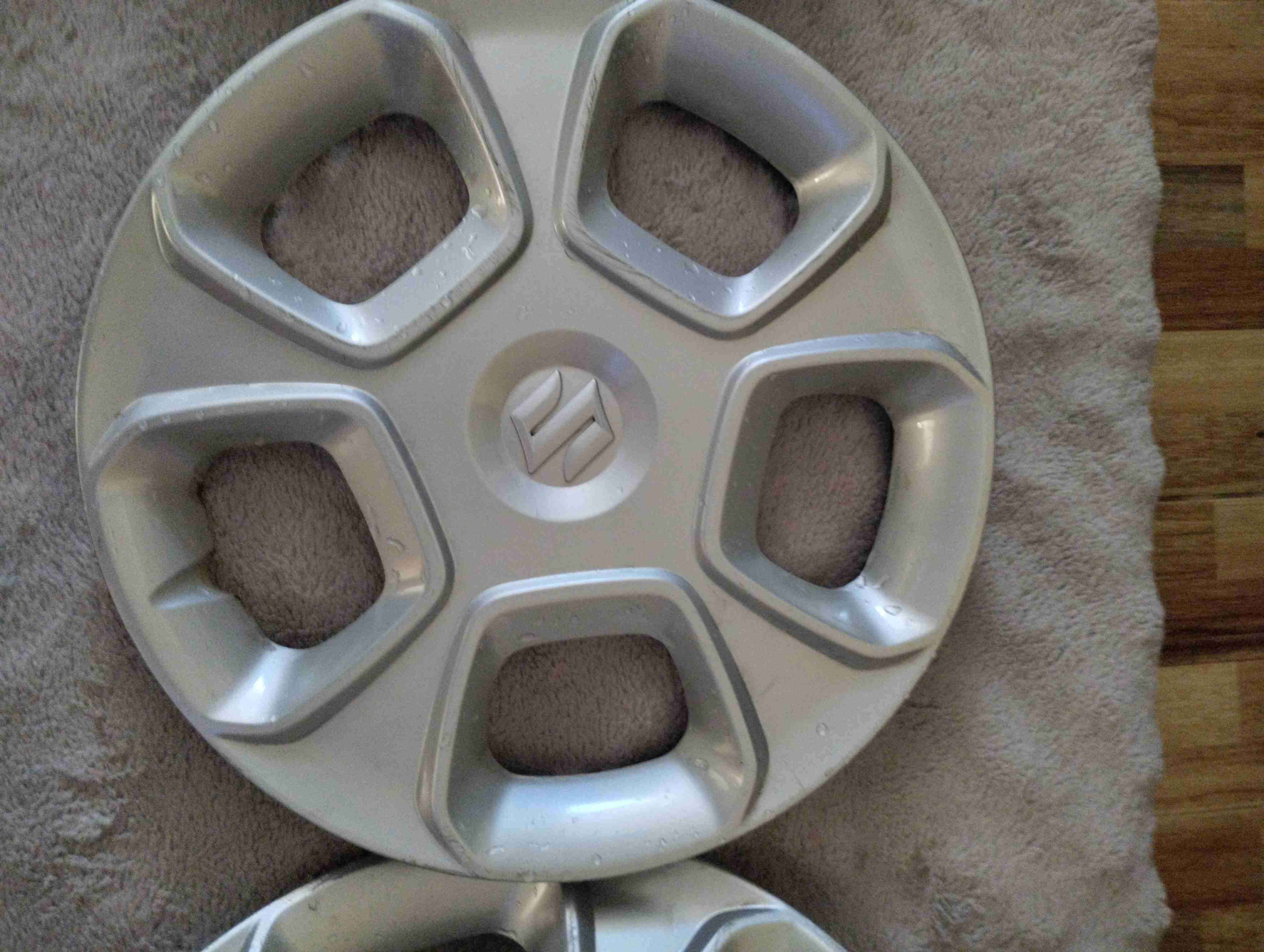 Tapacubos Suzuki gris metálico