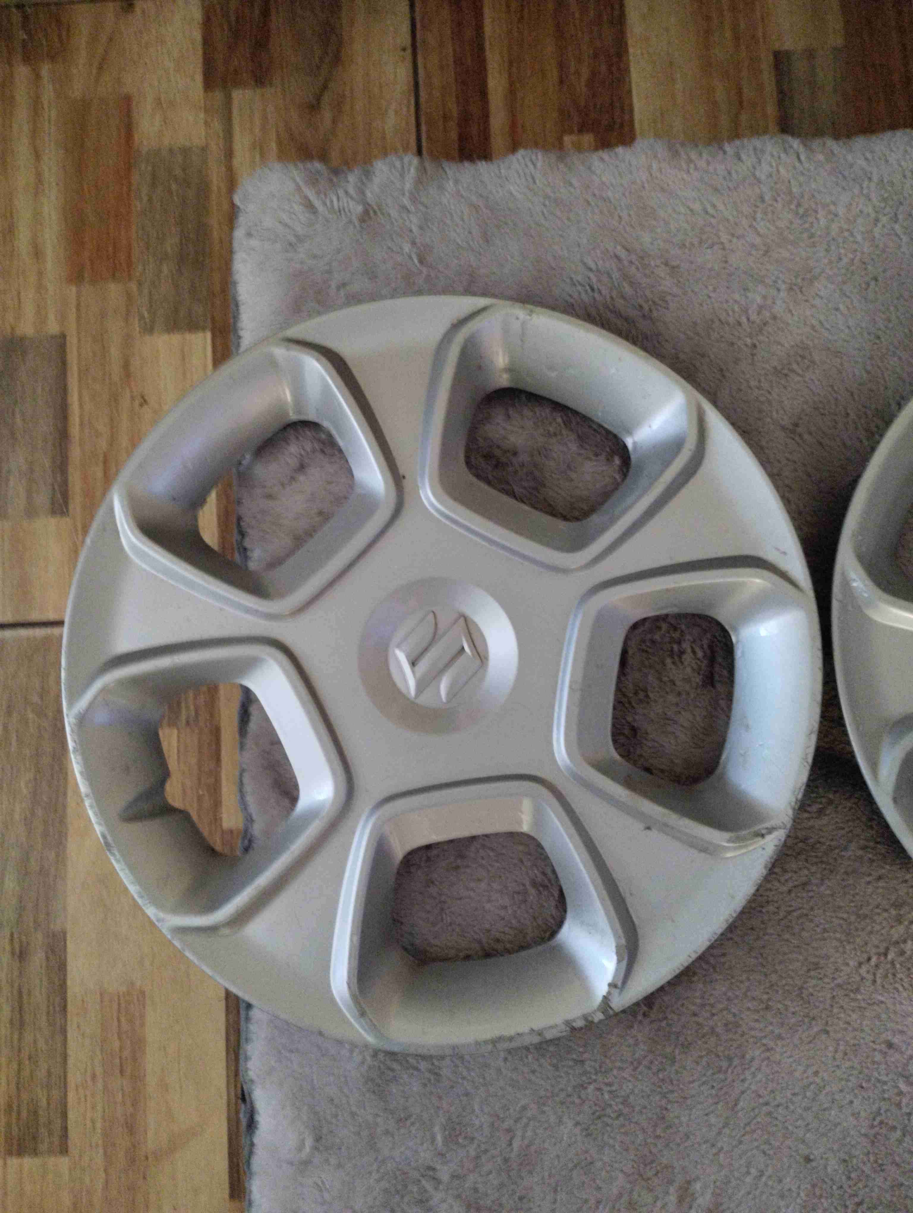 Tapacubos Suzuki gris metálico - miniatura 2