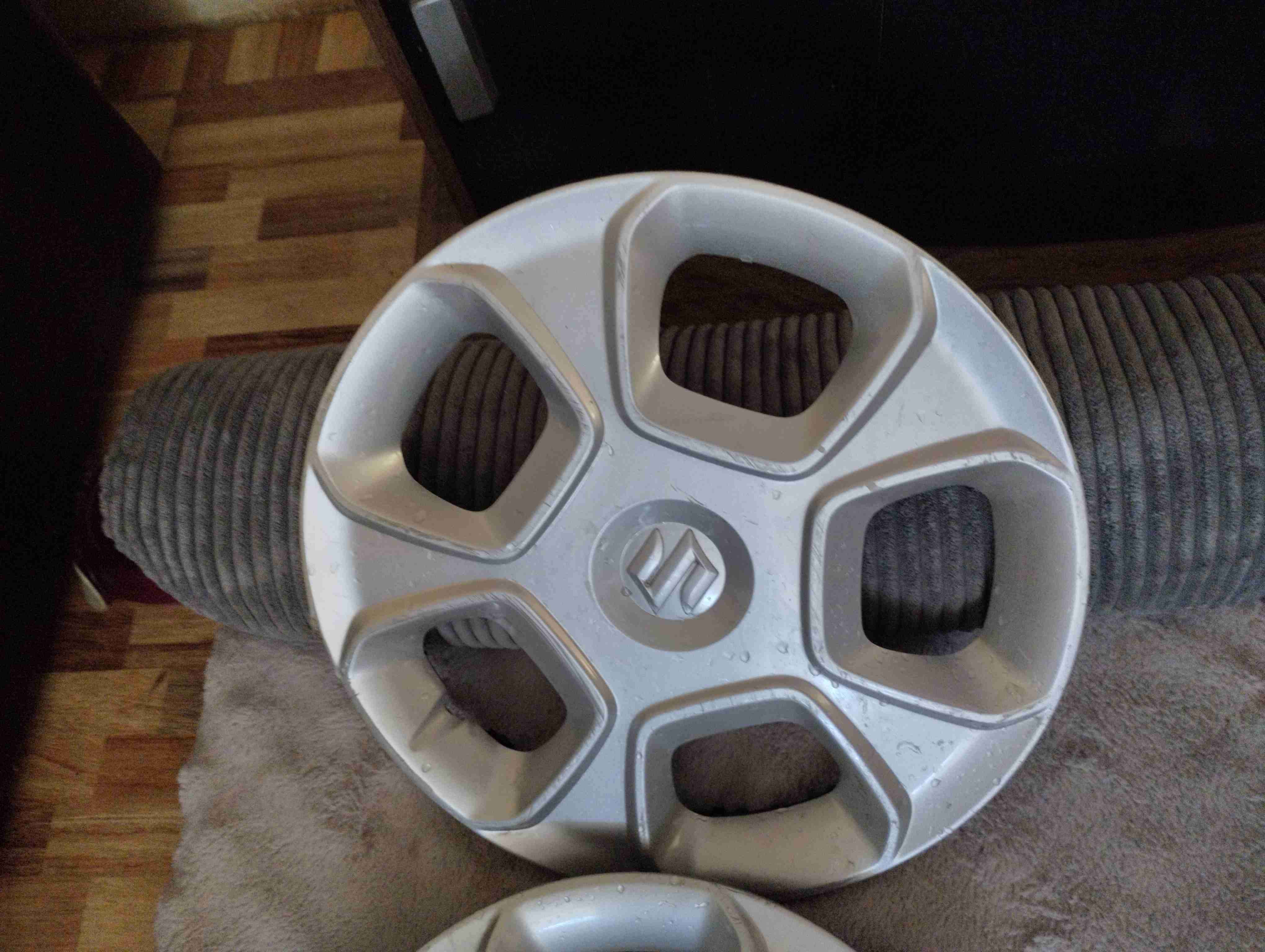 Tapacubos Suzuki gris metálico - miniatura 3