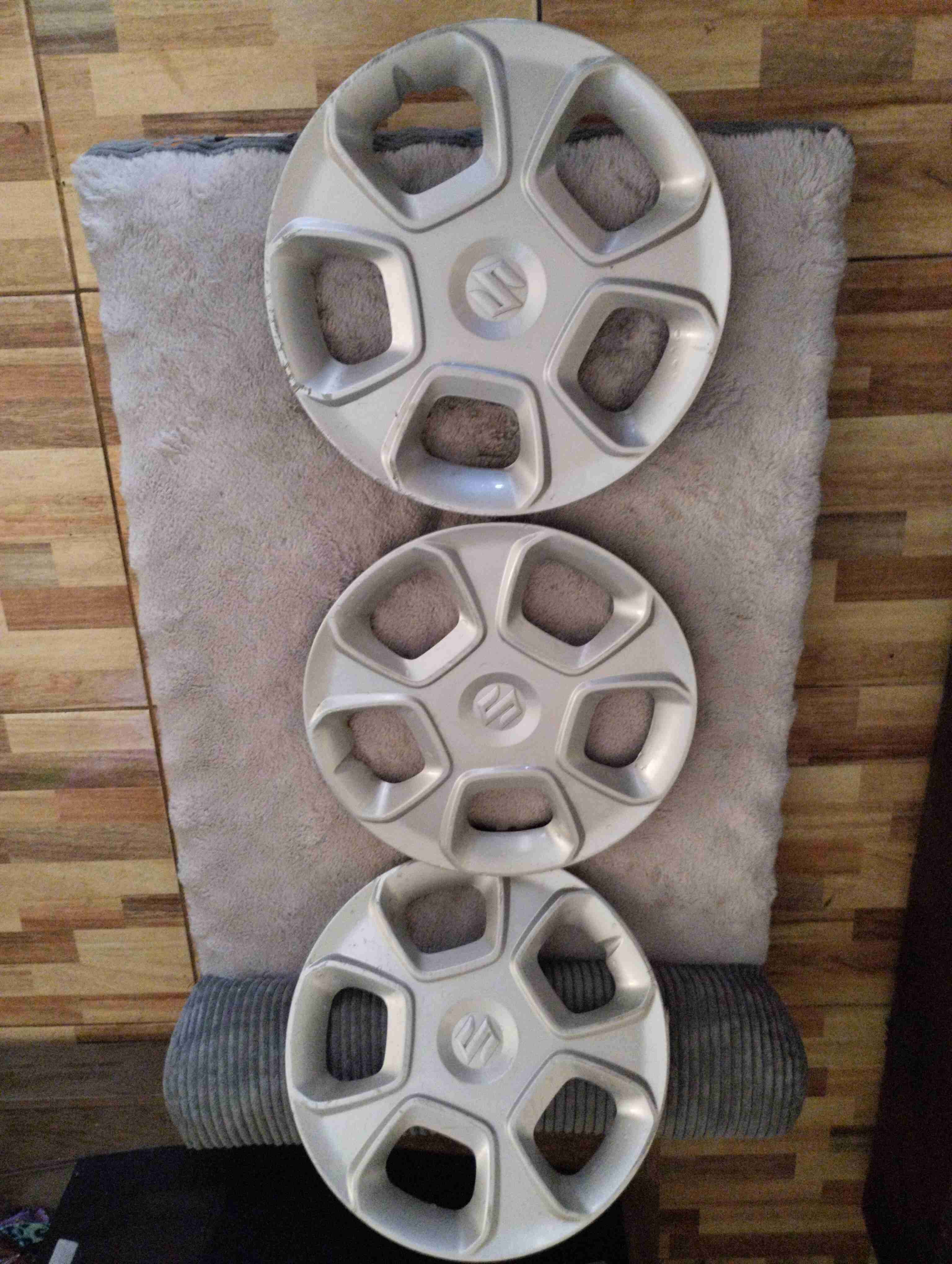 Tapacubos Suzuki gris metálico - miniatura 4