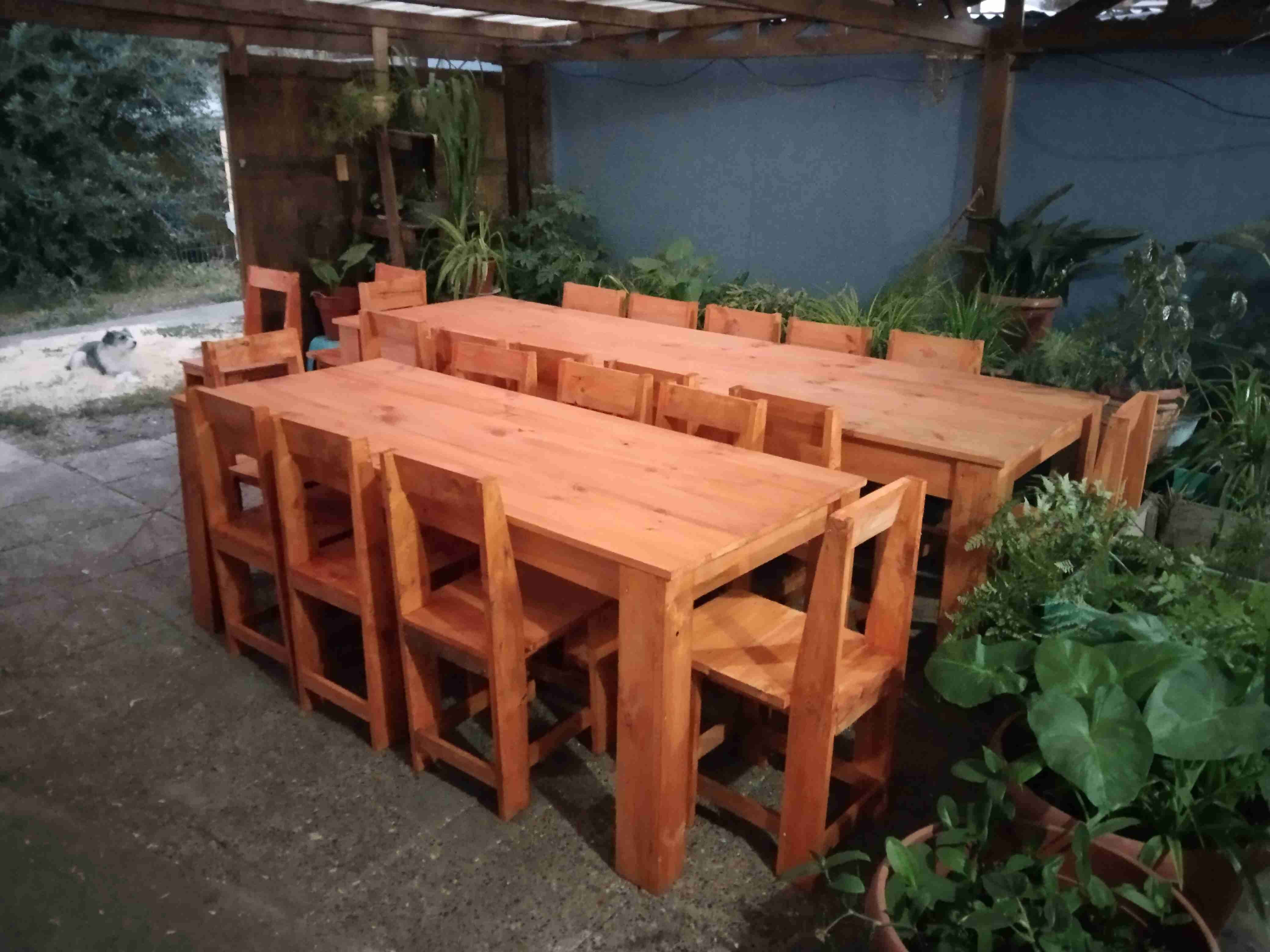 Juego de mesas y sillas de madera