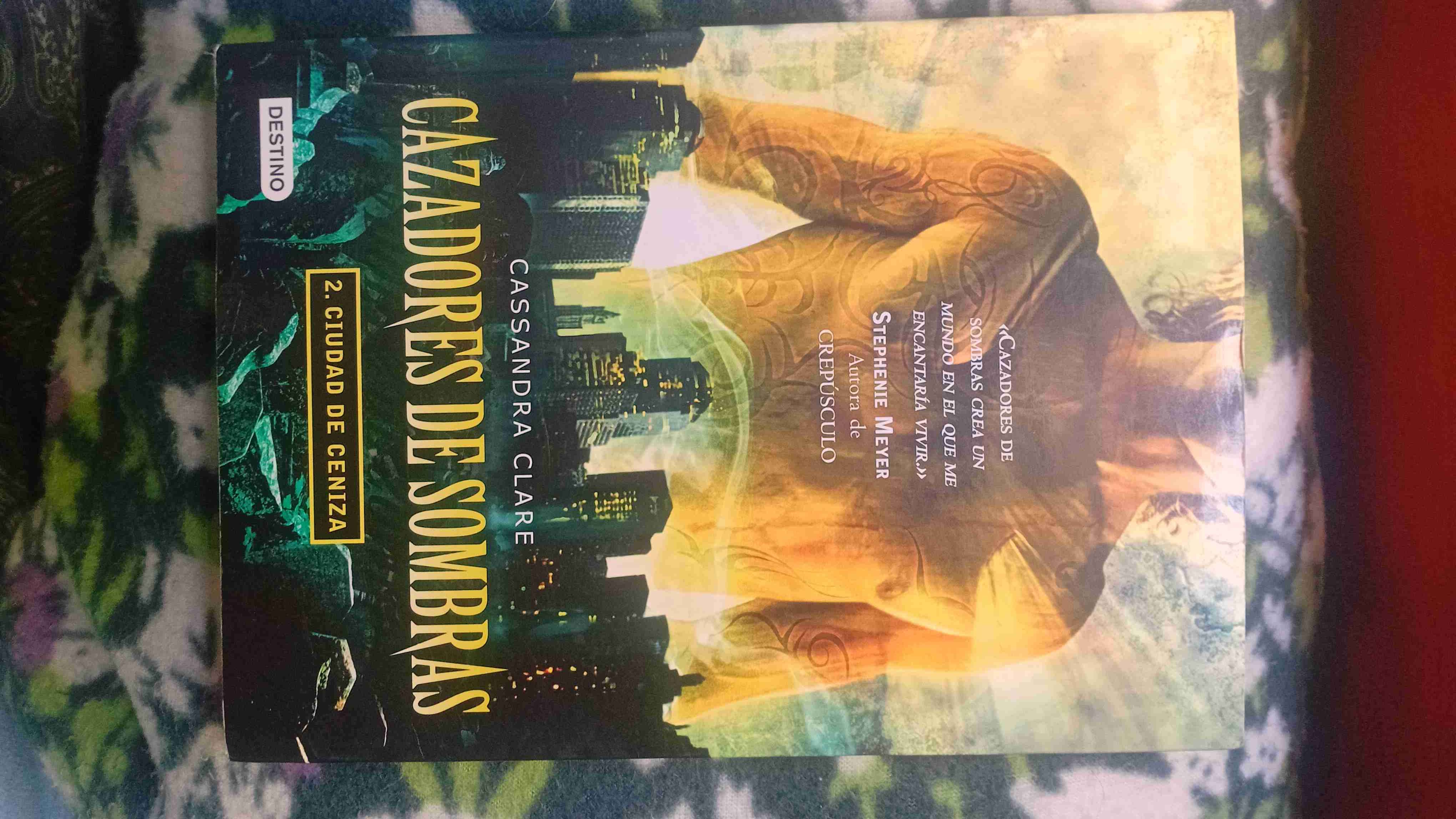 Libro Cazadores de Sombras 2: Ciudad de cenizas.