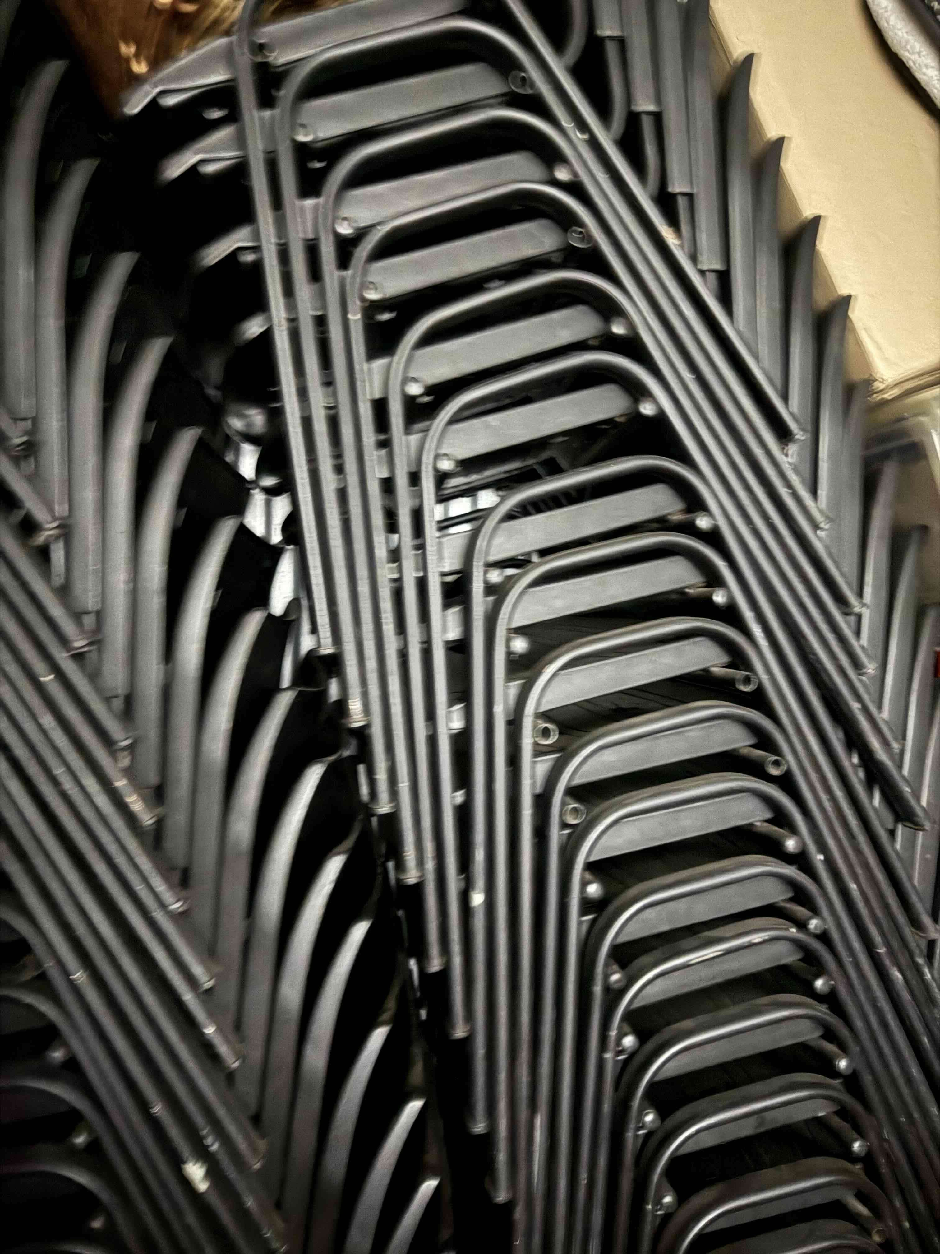 Estructuras de sillas metálicas negras