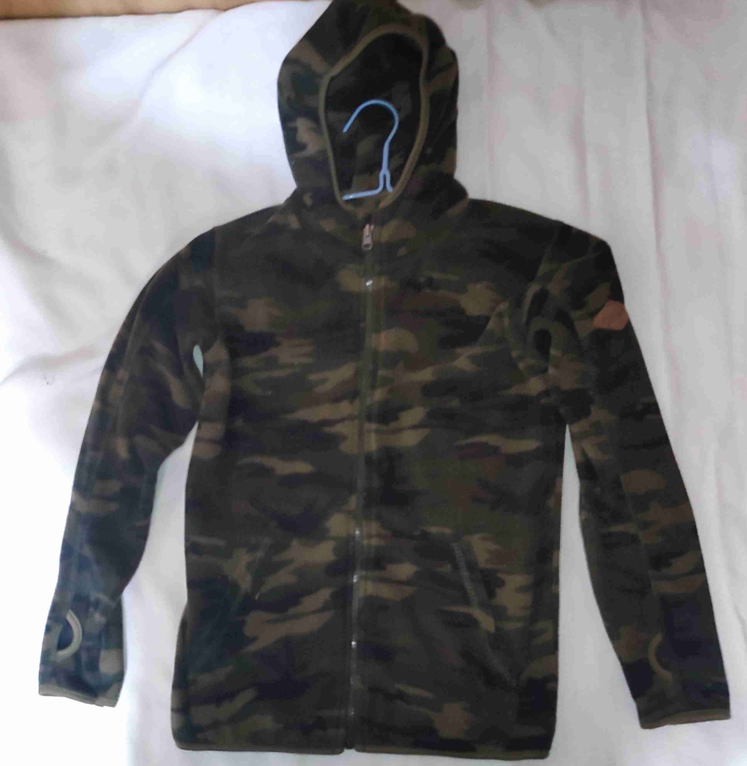 Polerón camuflado con capucha