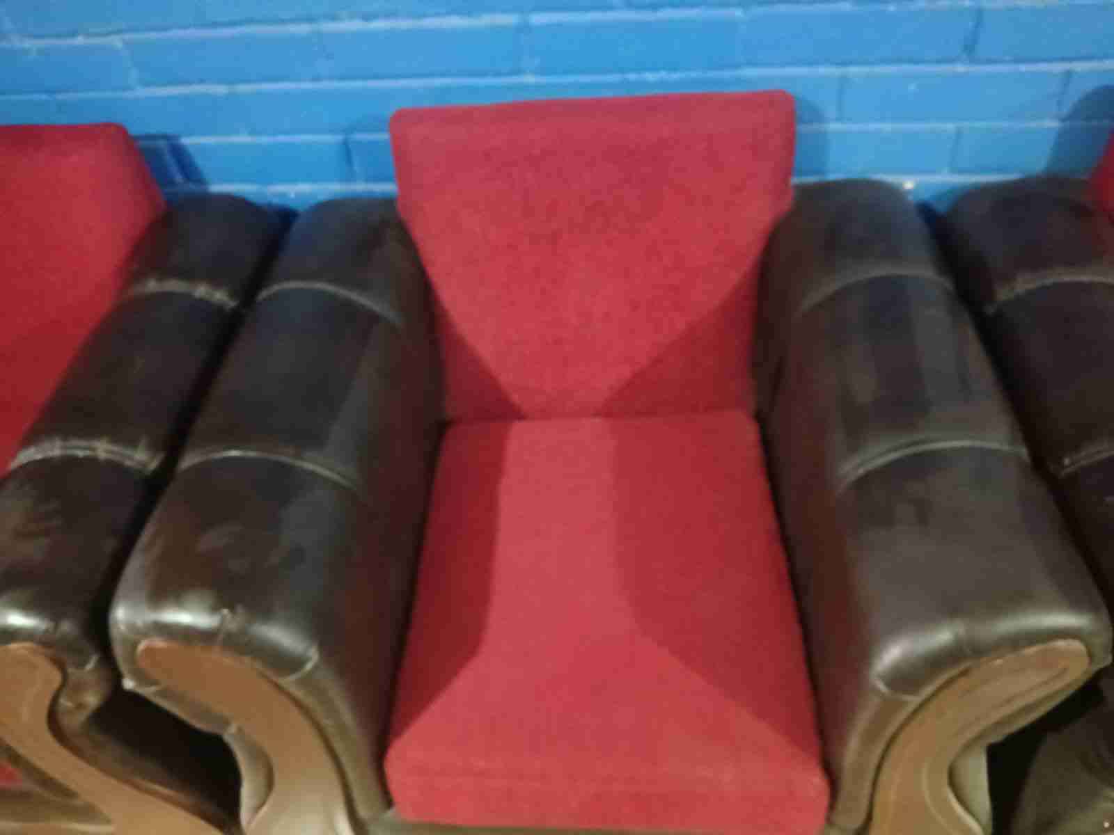 Sillón de cuero y tela roja