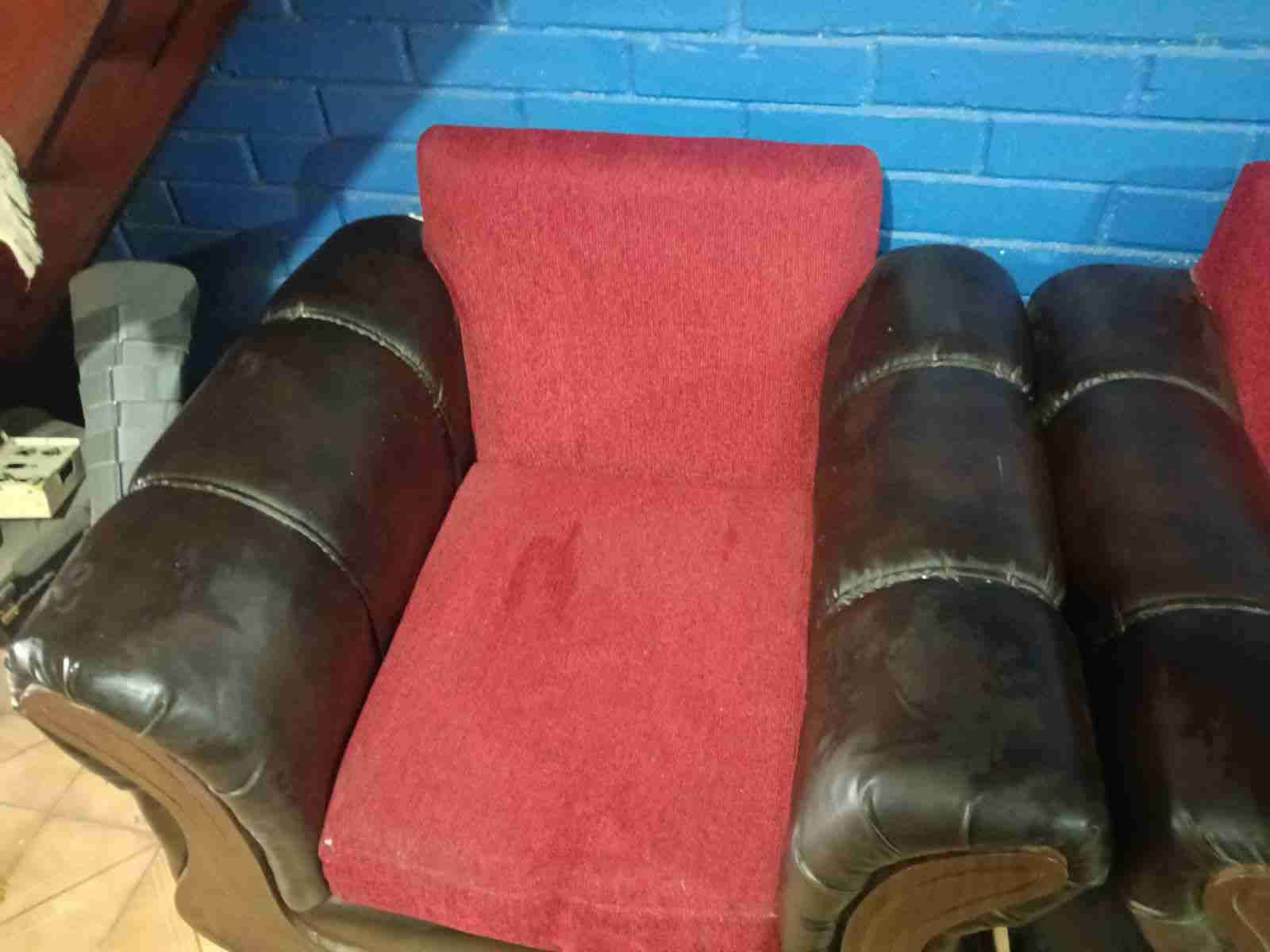 Sillón de cuero y tela roja - miniatura 2