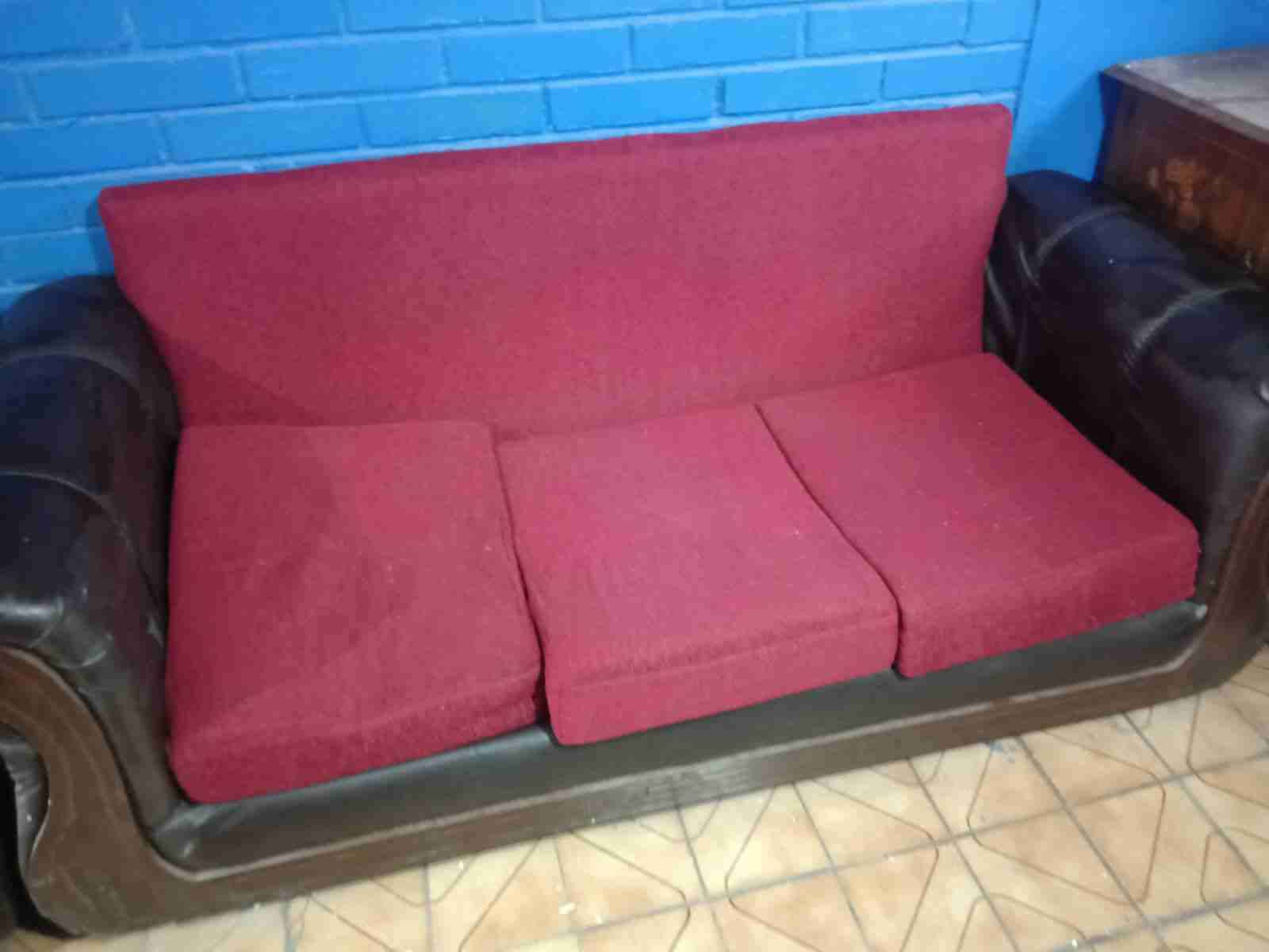 Sillón de cuero y tela roja - miniatura 3