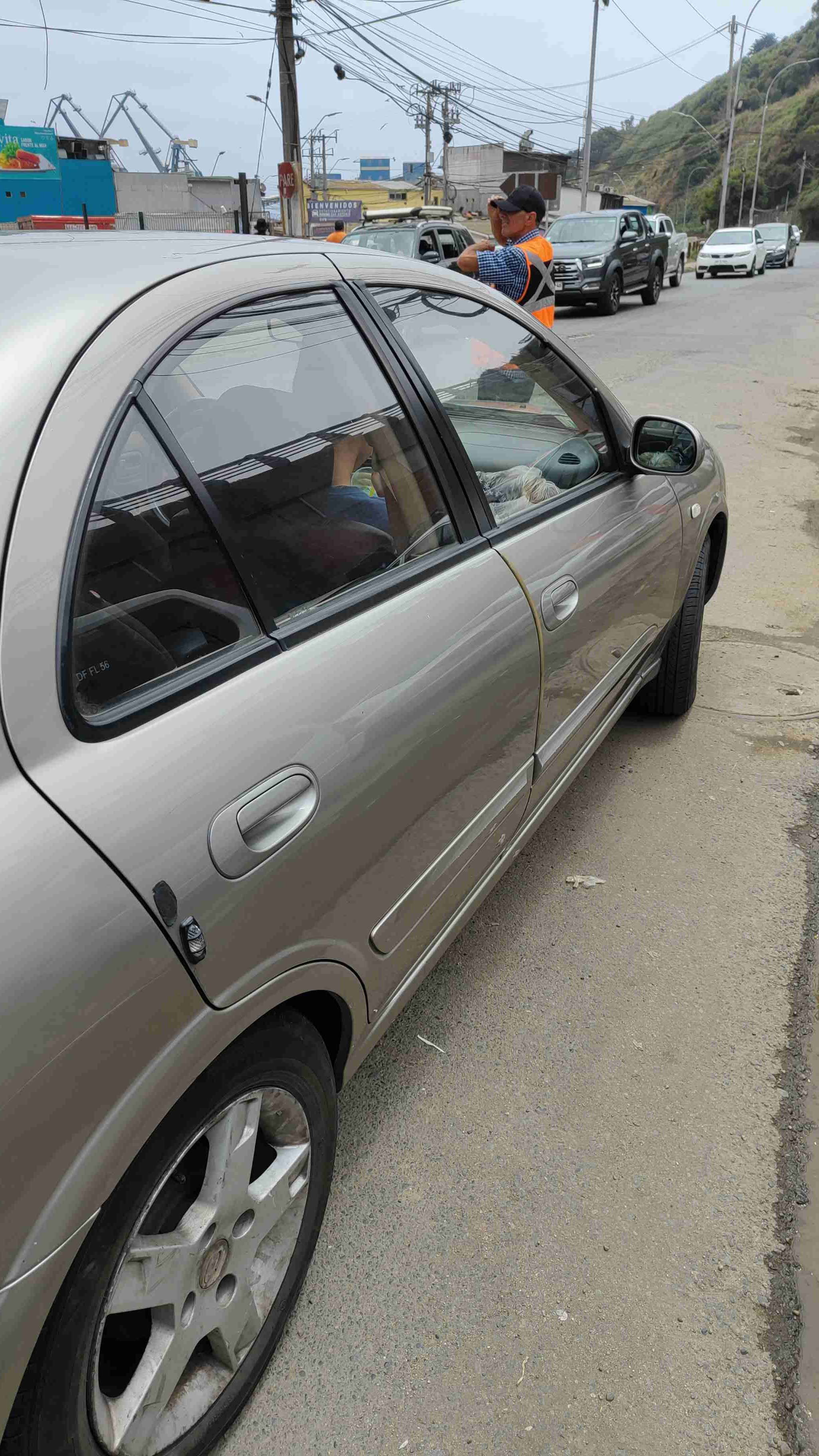 Auto sedán en buen estado - miniatura 2