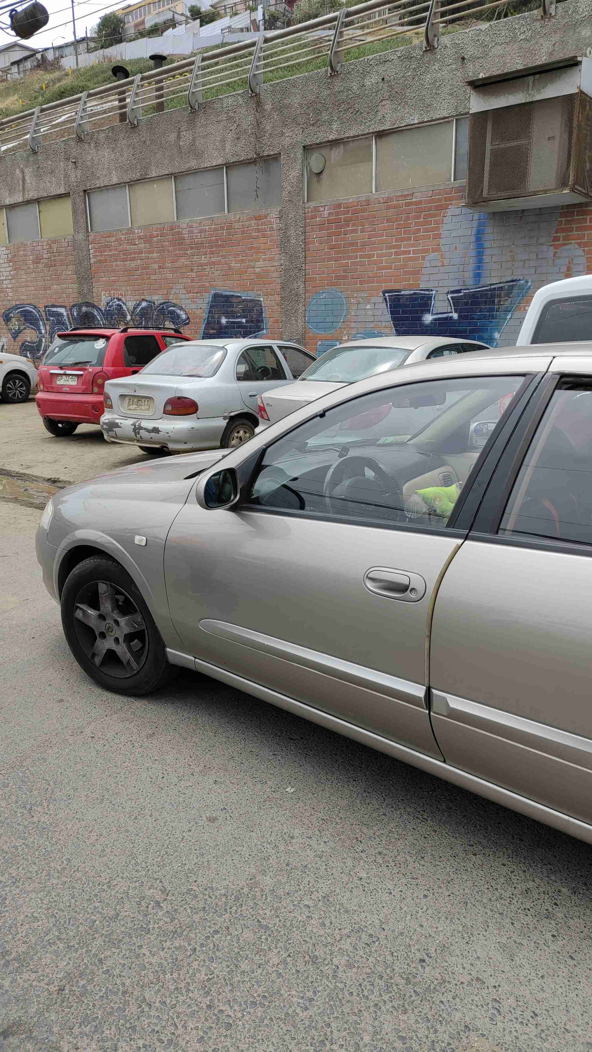 Auto sedán en buen estado - miniatura 3