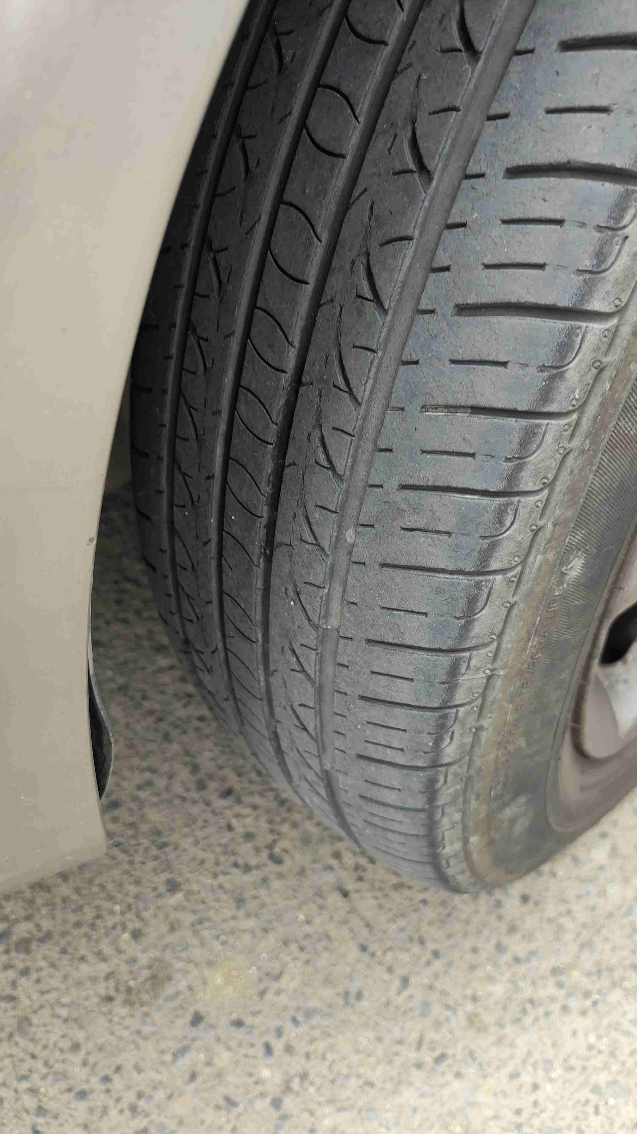 Auto sedán en buen estado - miniatura 4