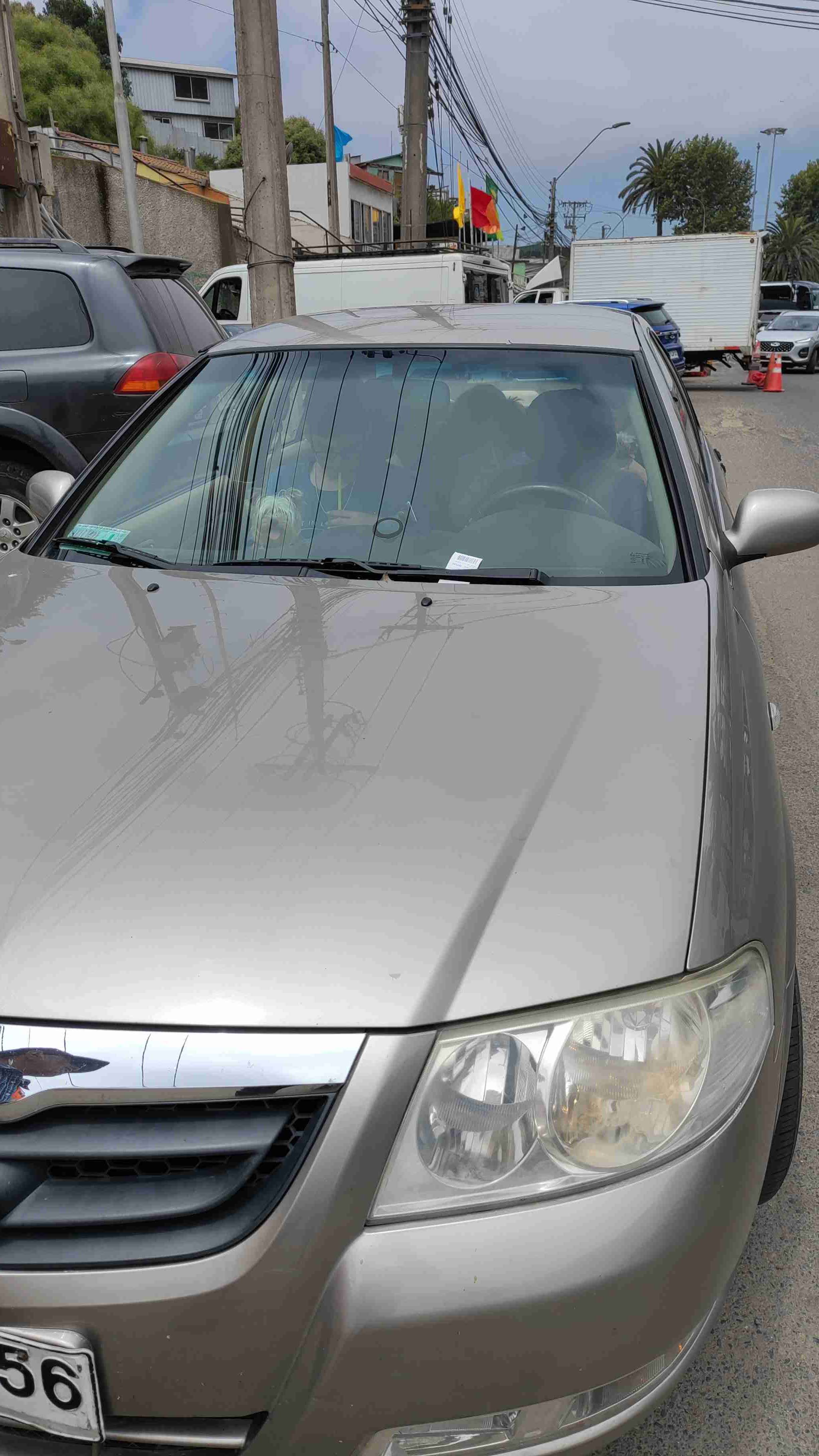 Auto sedán en buen estado - miniatura 5