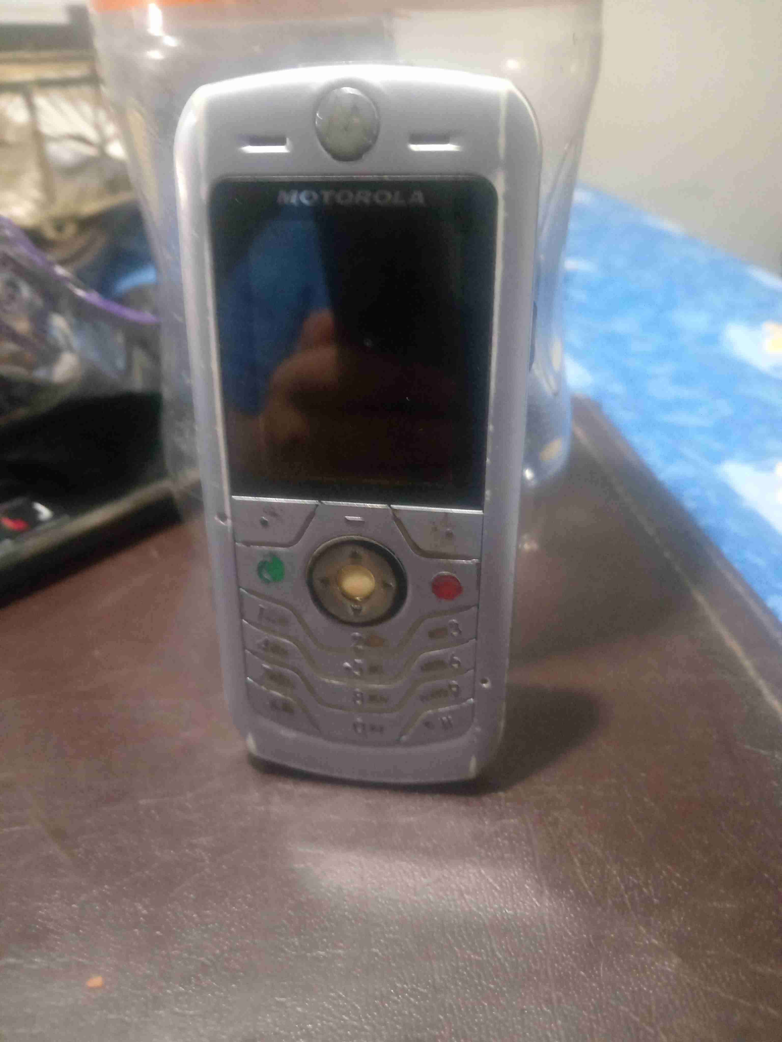 Teléfono Motorola clásico plateado