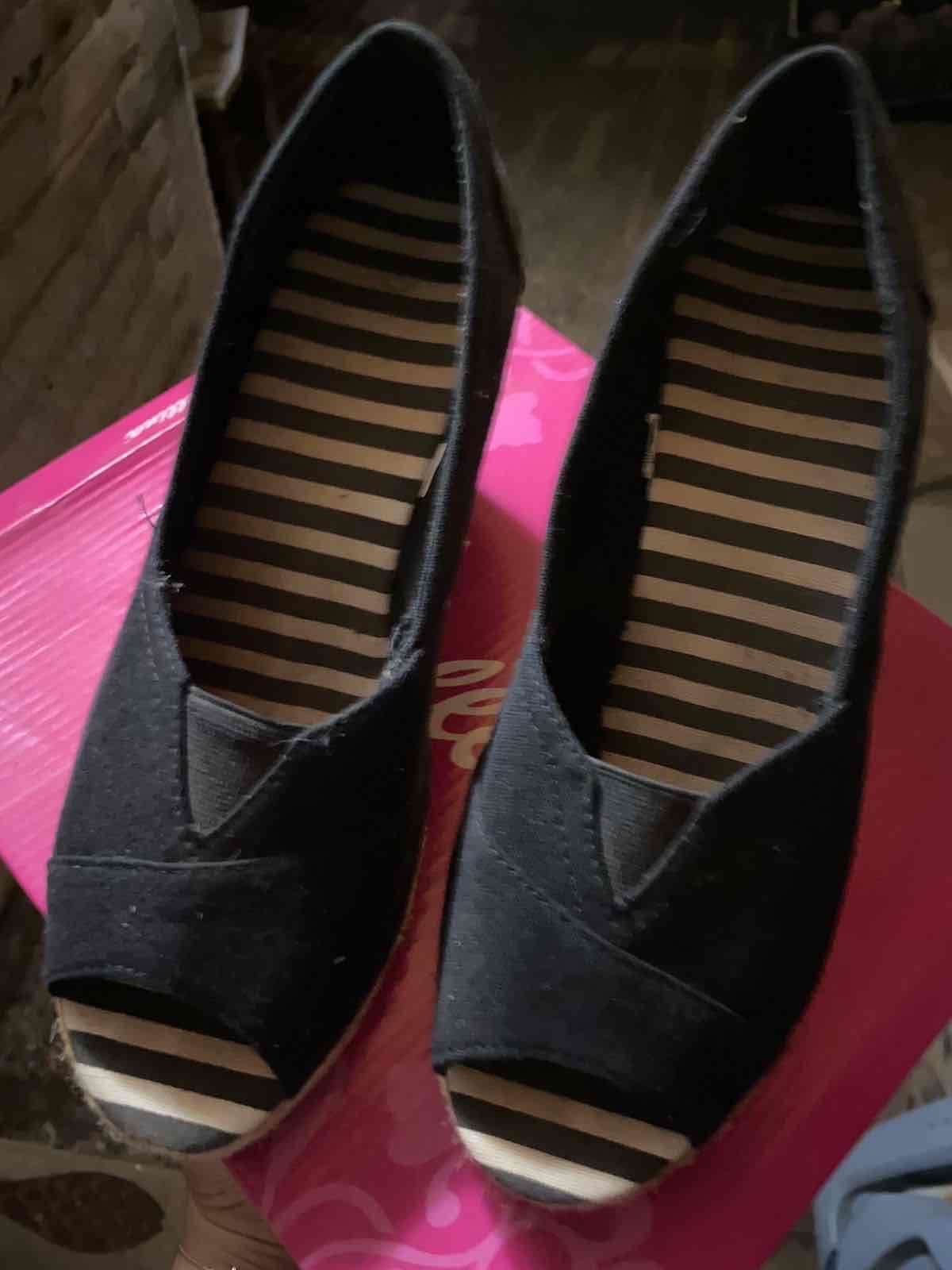 Sandalias negras abiertas