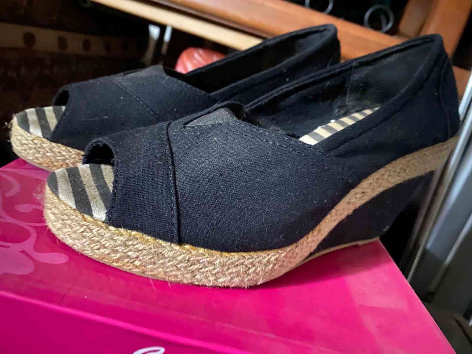 Sandalias negras abiertas - miniatura 2