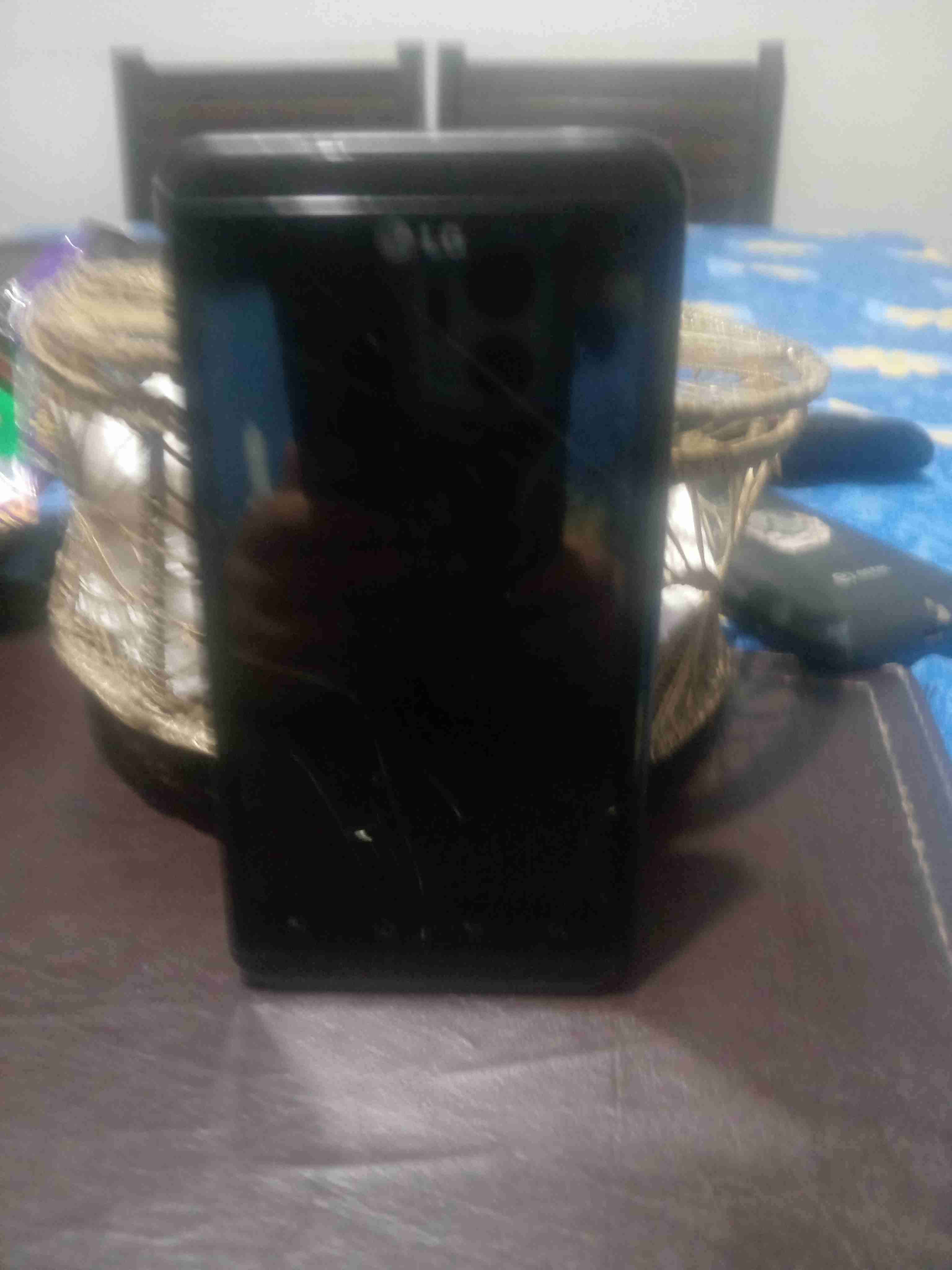 Teléfono celular negro con doble cámara - miniatura 2