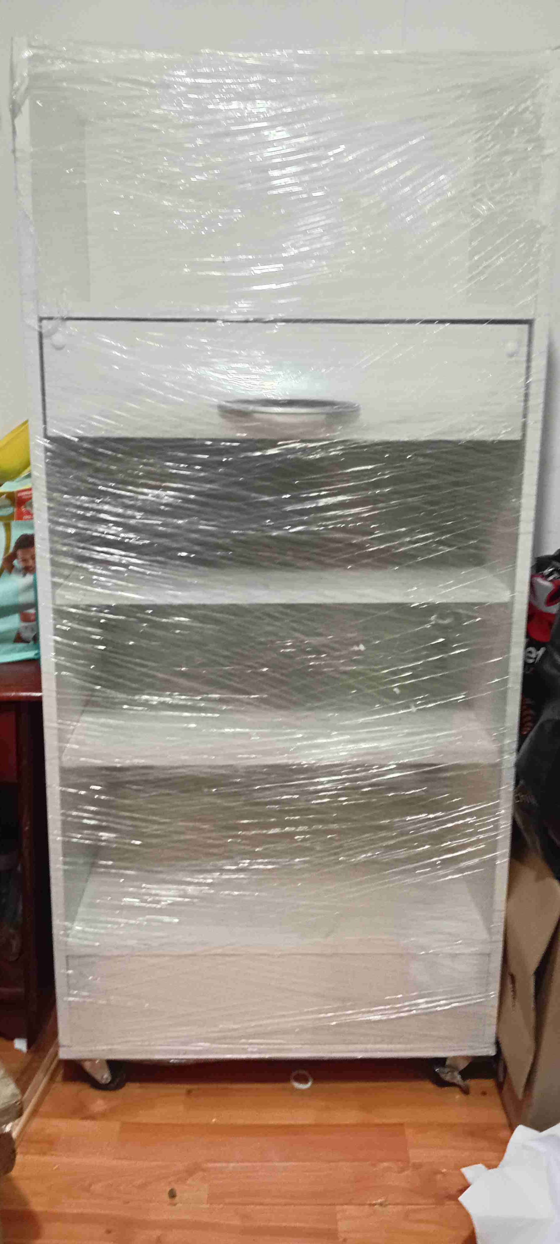 Vitrina de vidrio con ruedas