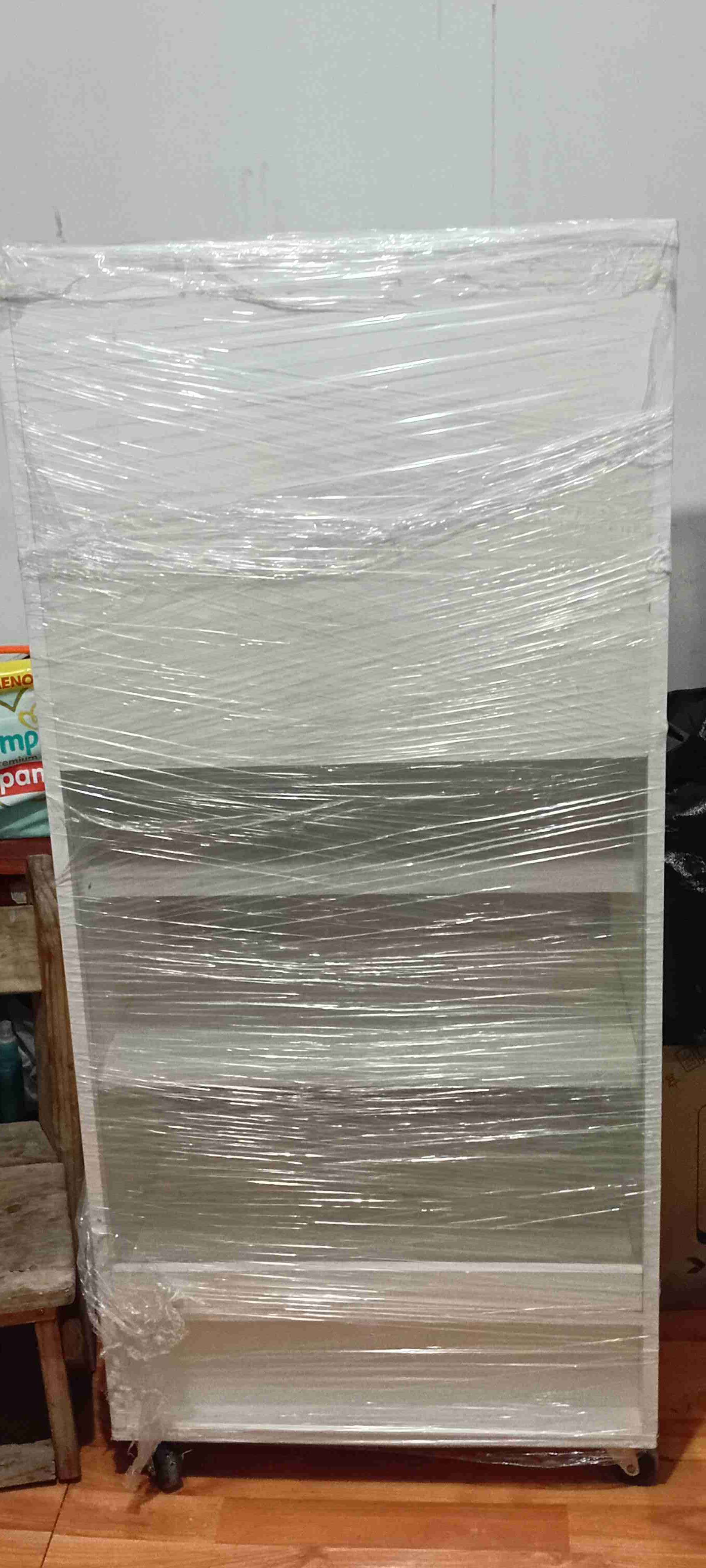 Vitrina de vidrio con ruedas - 3