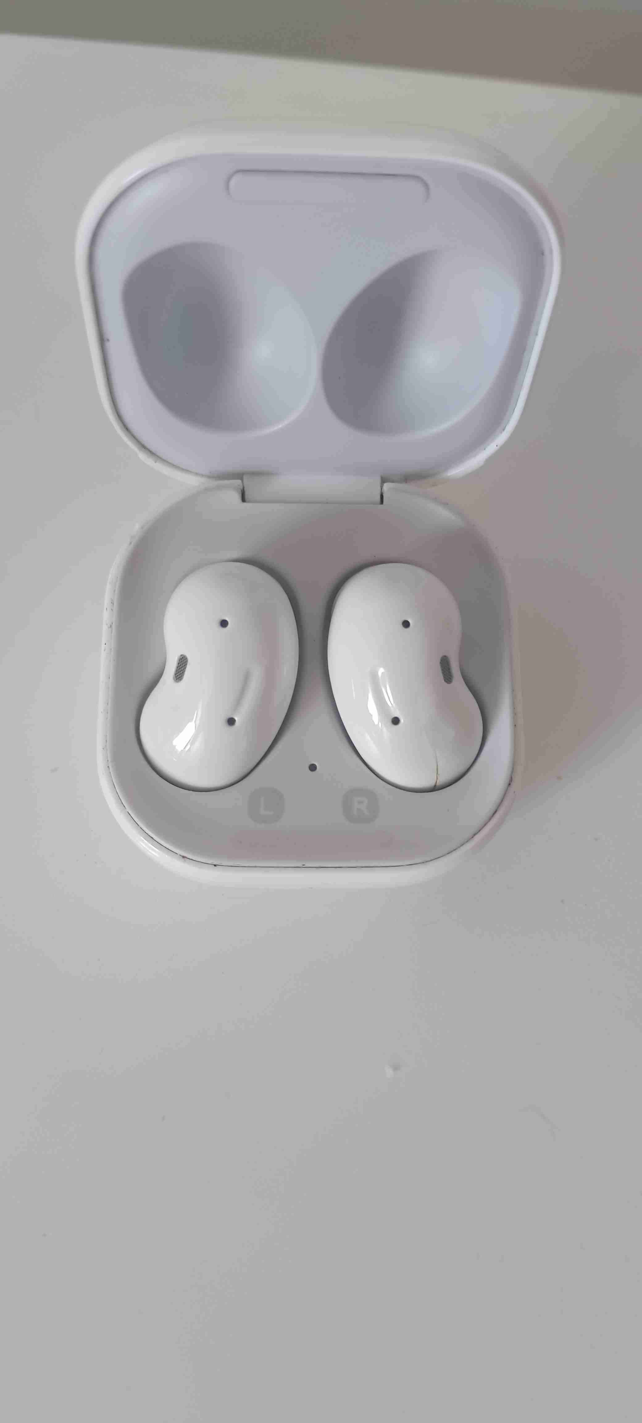 Audífonos inalámbricos blancos