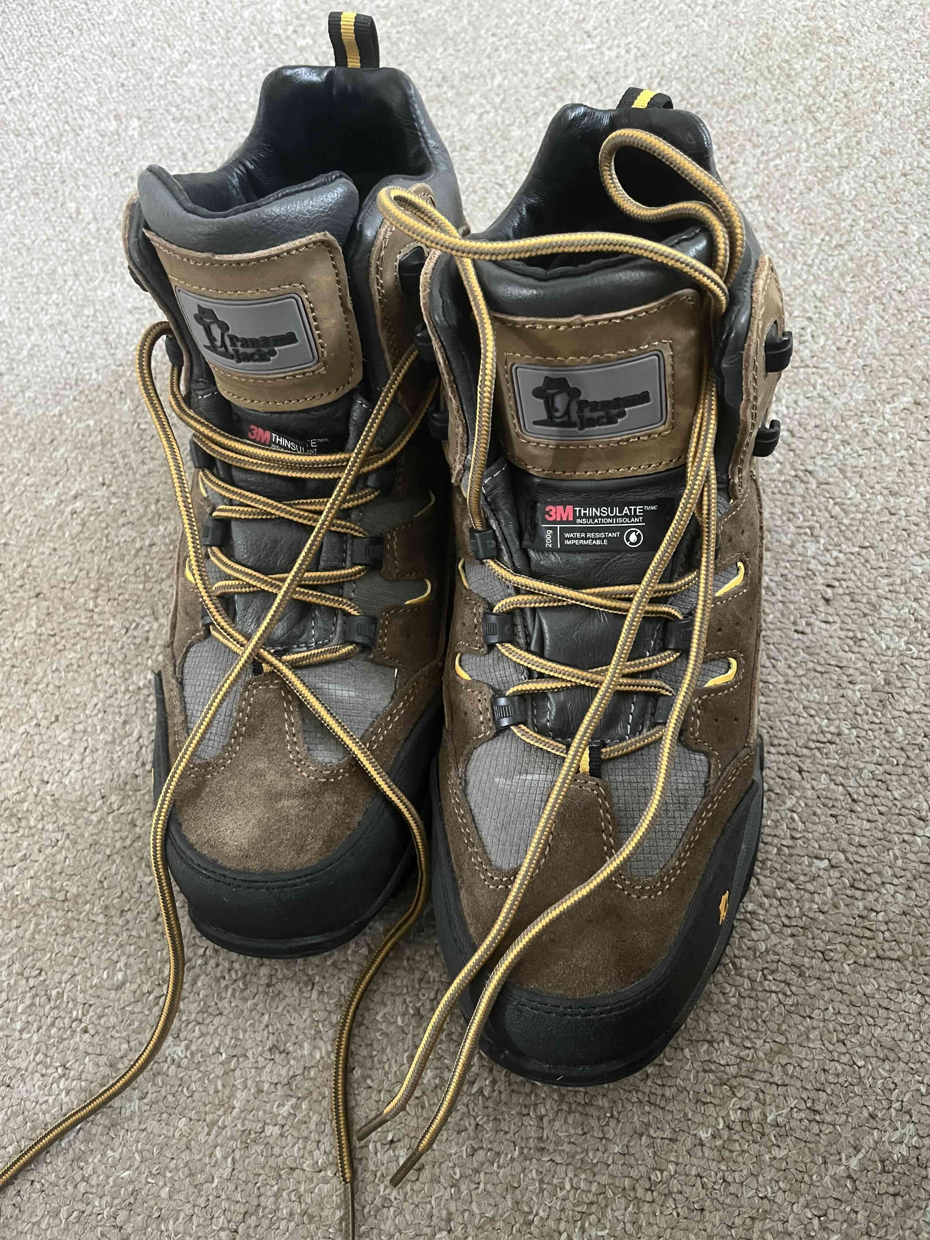 Botas de montaña marrones