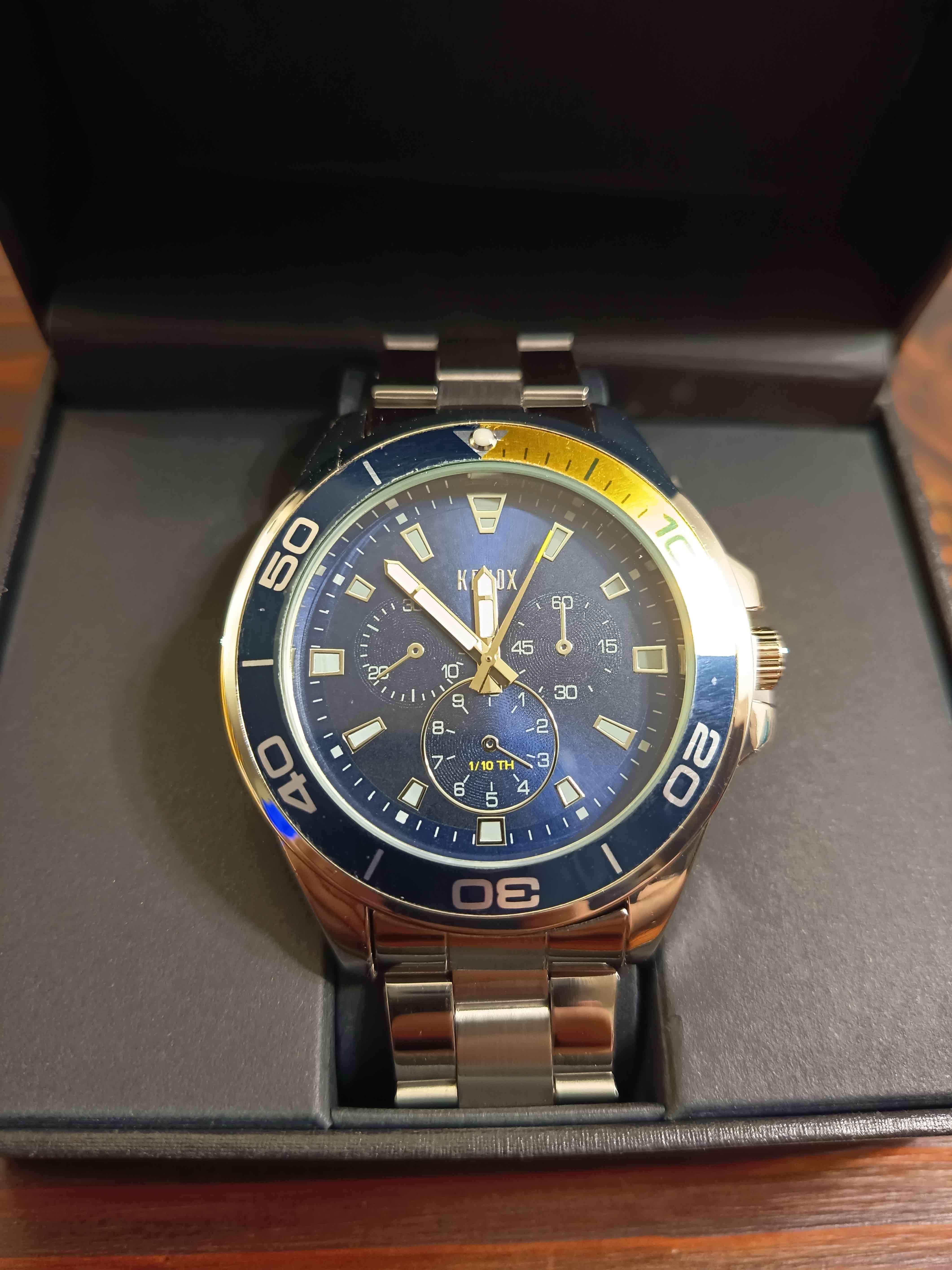 Reloj de pulsera plateado y azul