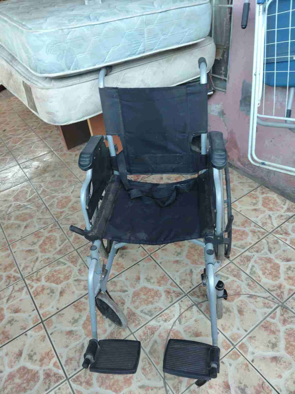Silla de ruedas plegable negra