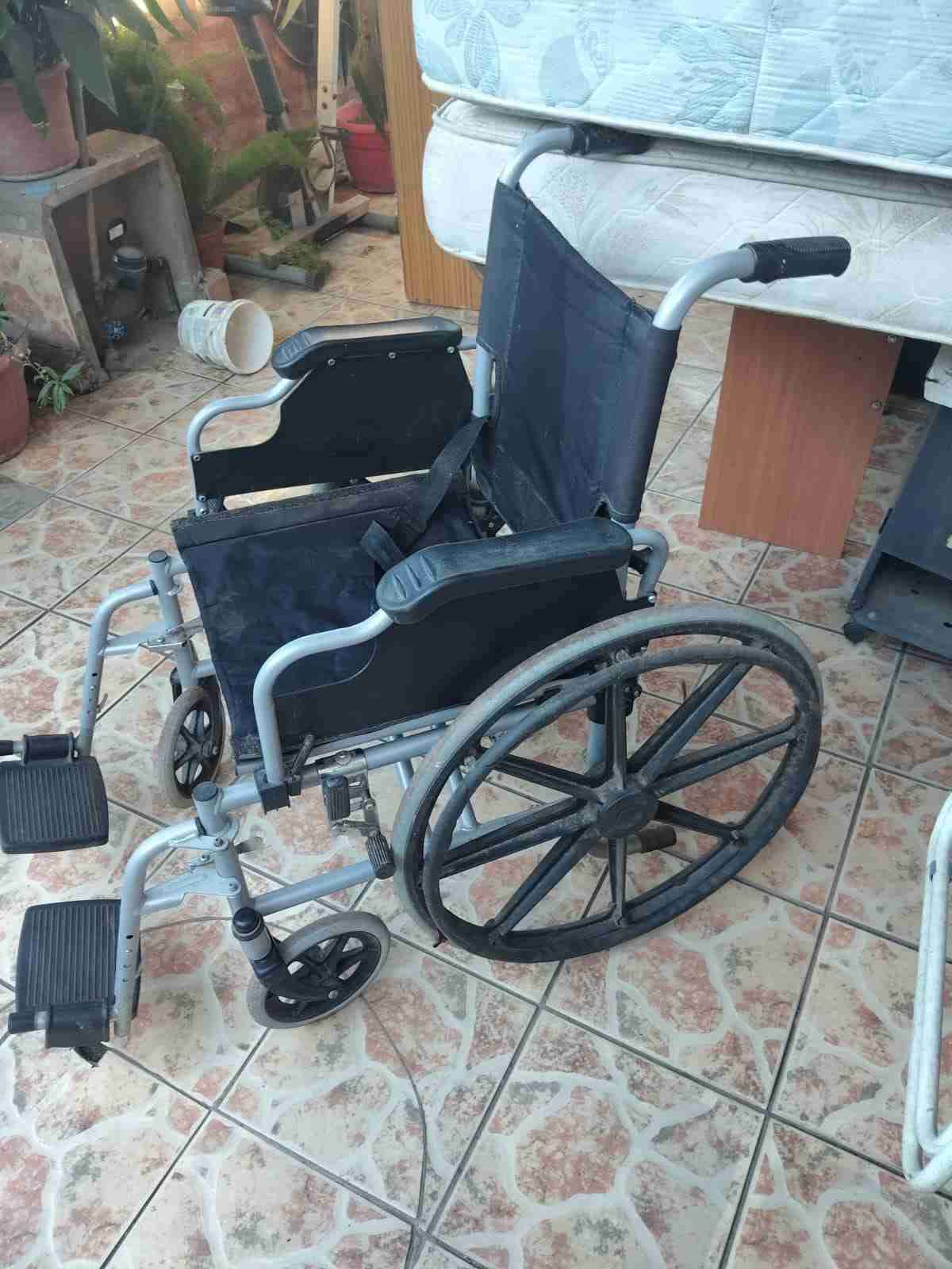 Silla de ruedas plegable negra - miniatura 2