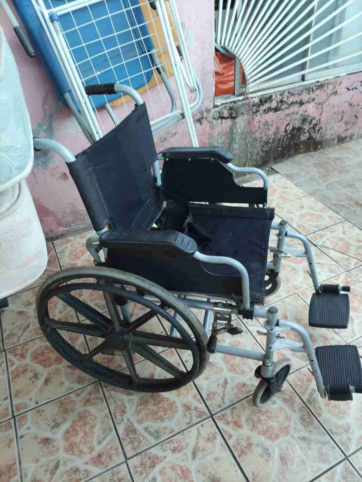 Silla de ruedas plegable negra - miniatura 3