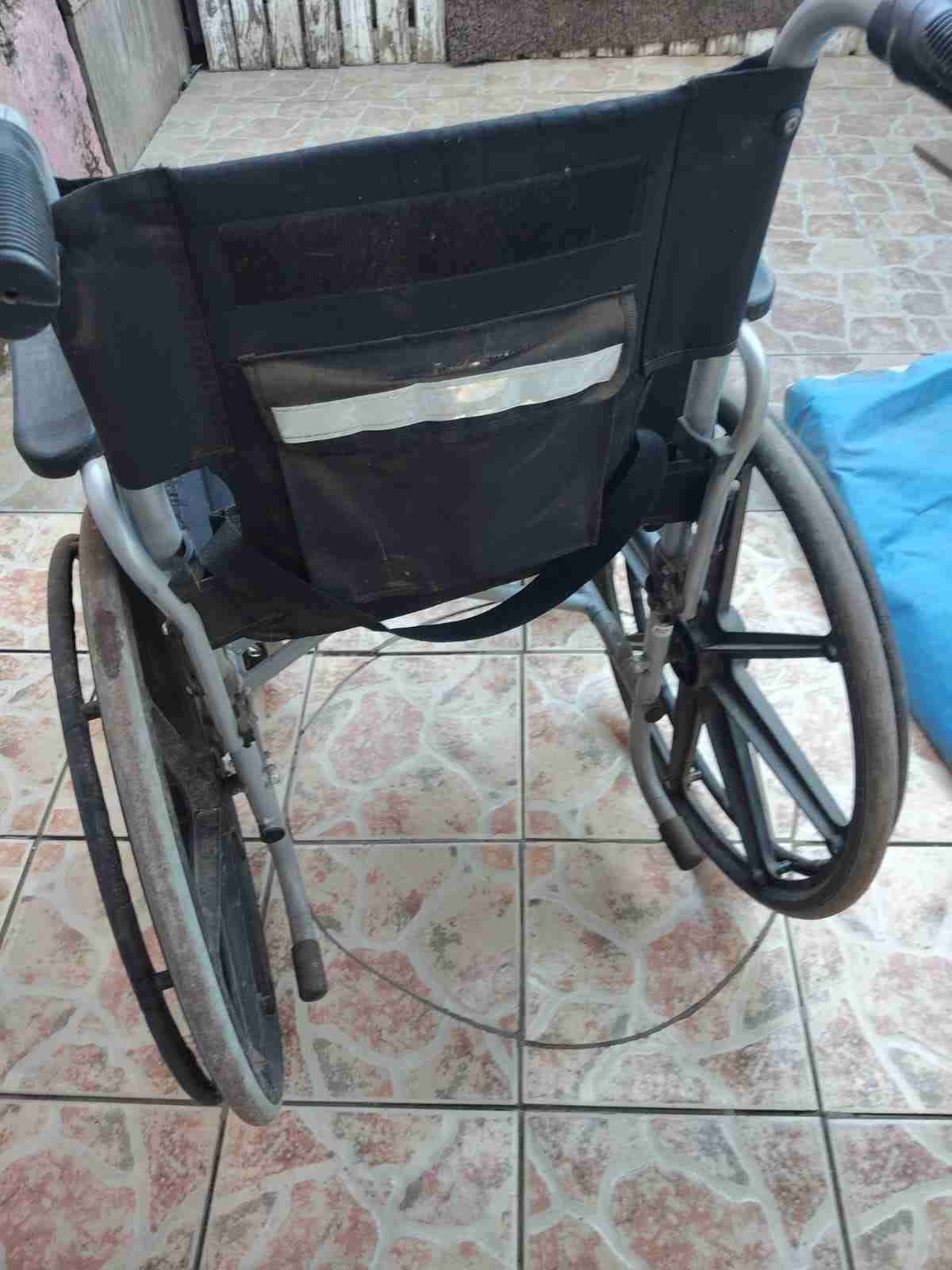 Silla de ruedas plegable negra - miniatura 4