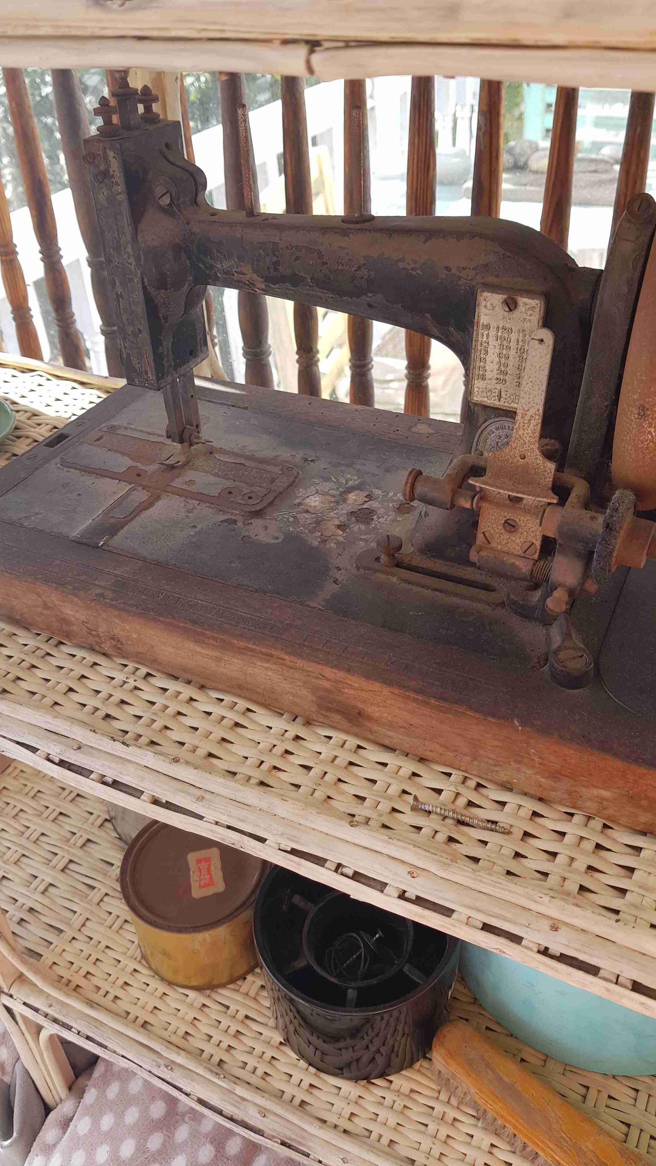 Antigua máquina de coser 'La Reina' - miniatura 2