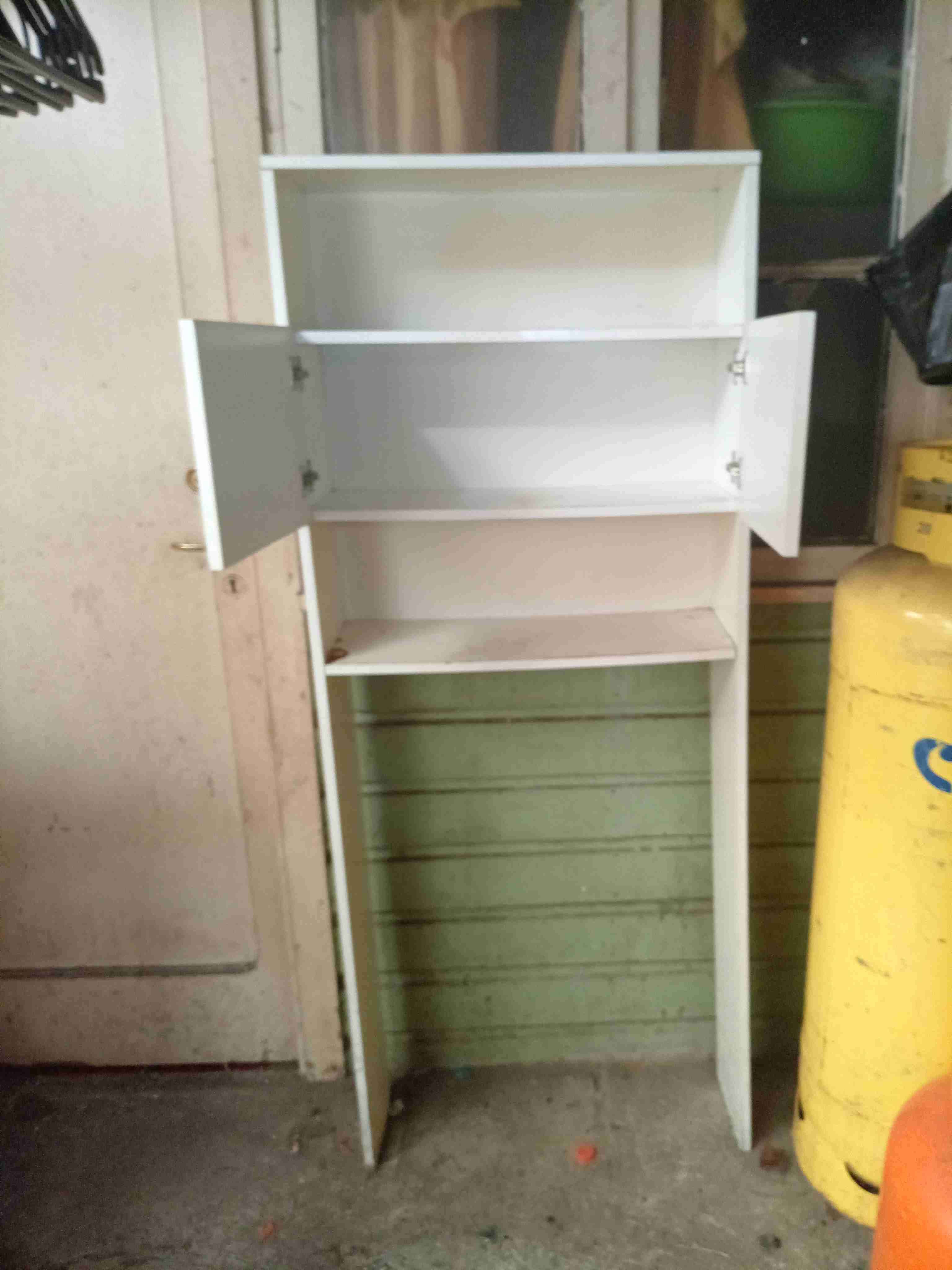 Estante blanco de madera