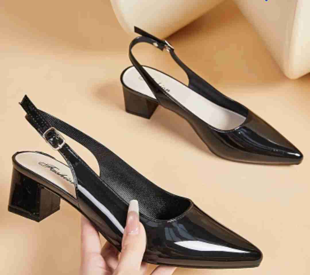 Zapatos de charol negro con tacón grueso