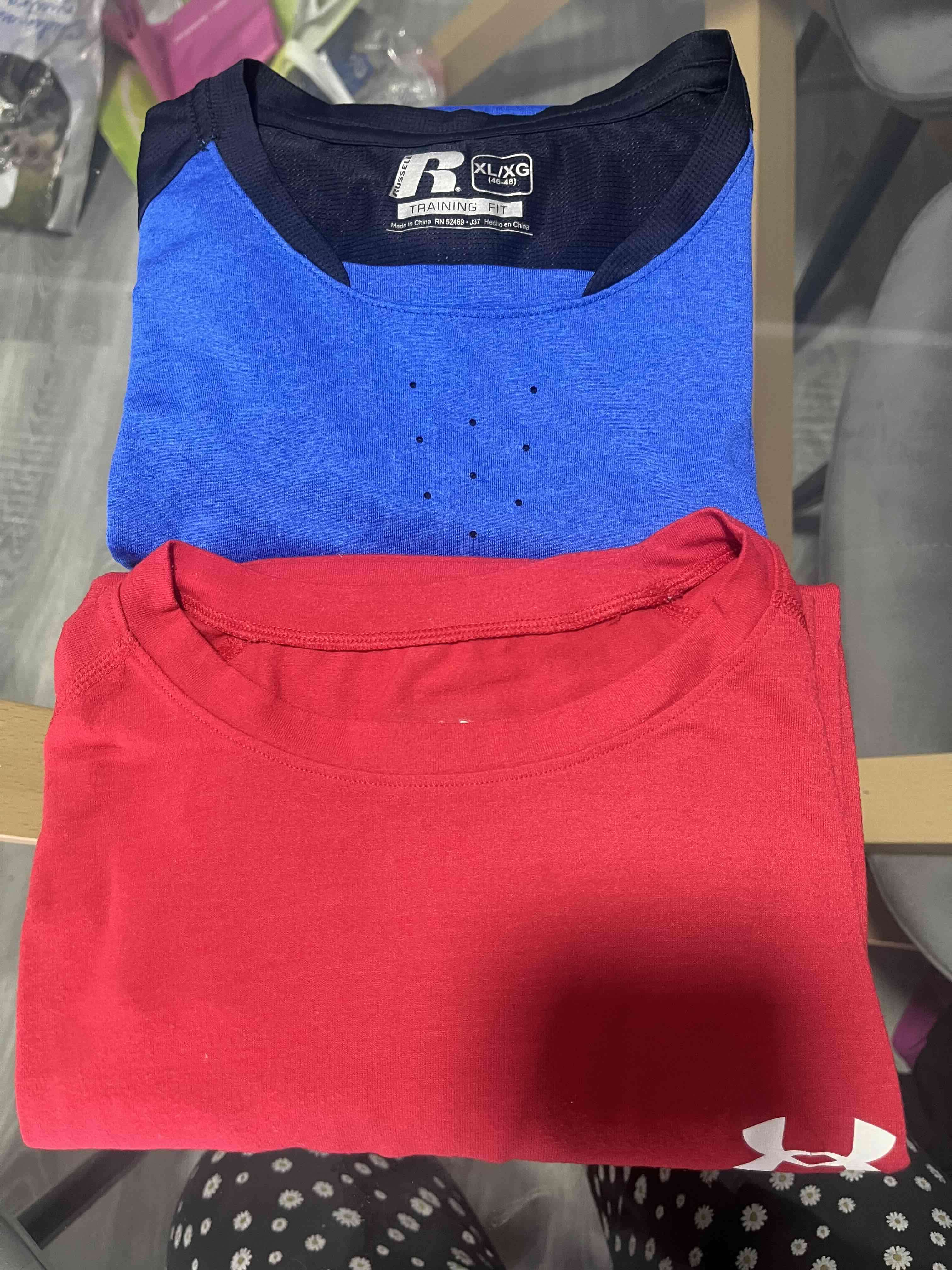 Poleras deportivas azul y roja
