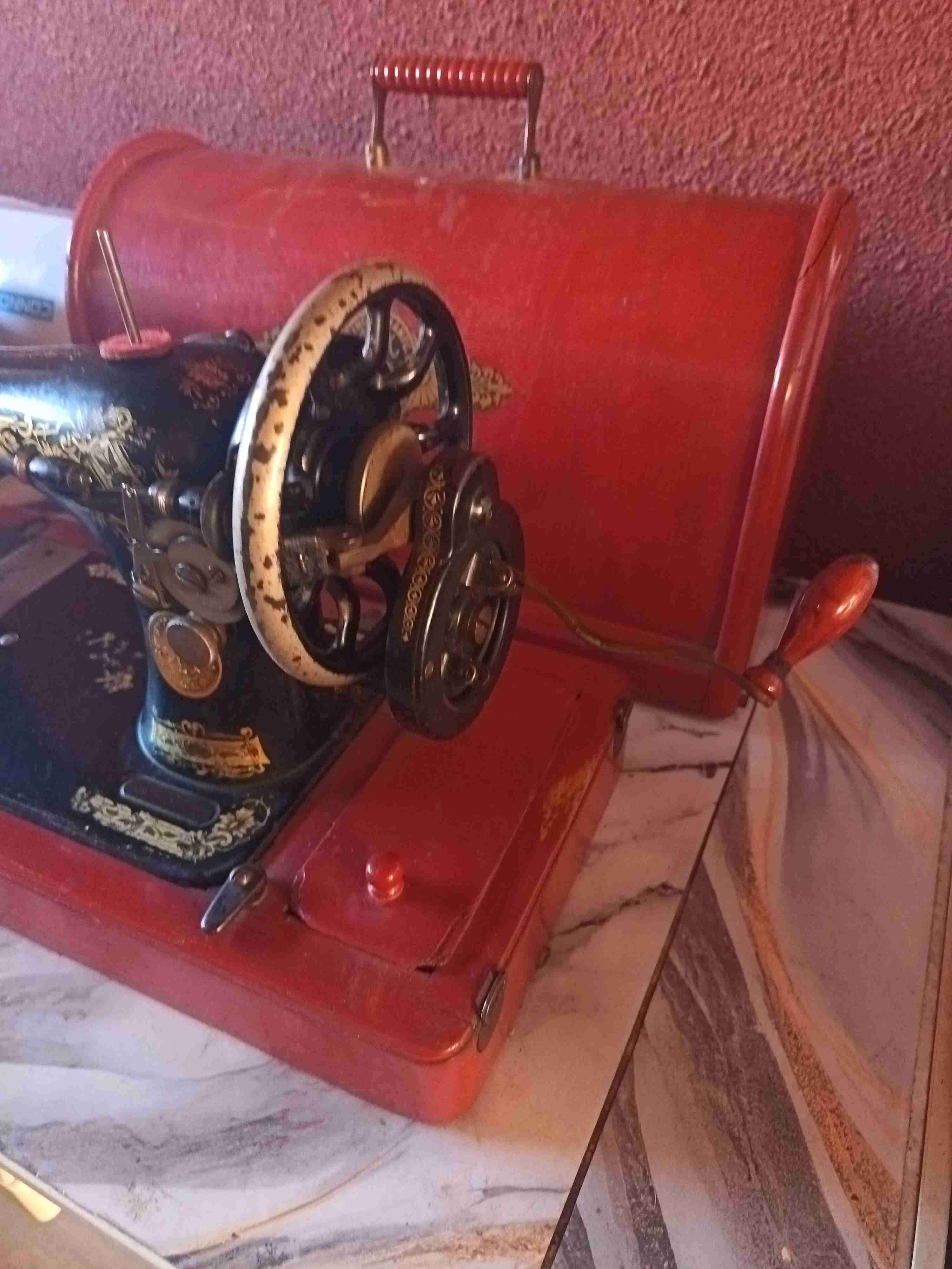 Máquina de coser antigua Singer - miniatura 2