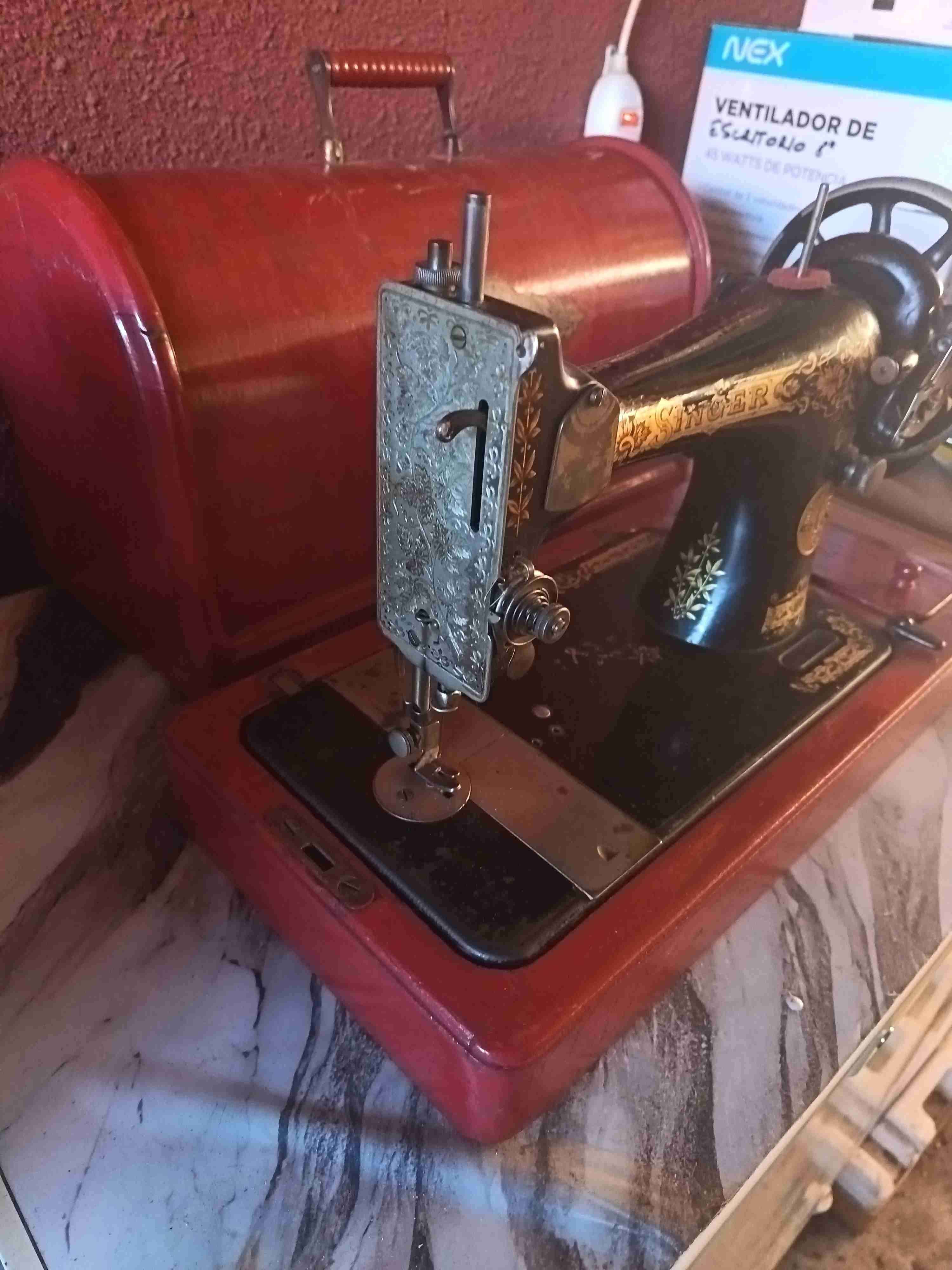 Máquina de coser antigua Singer - miniatura 3