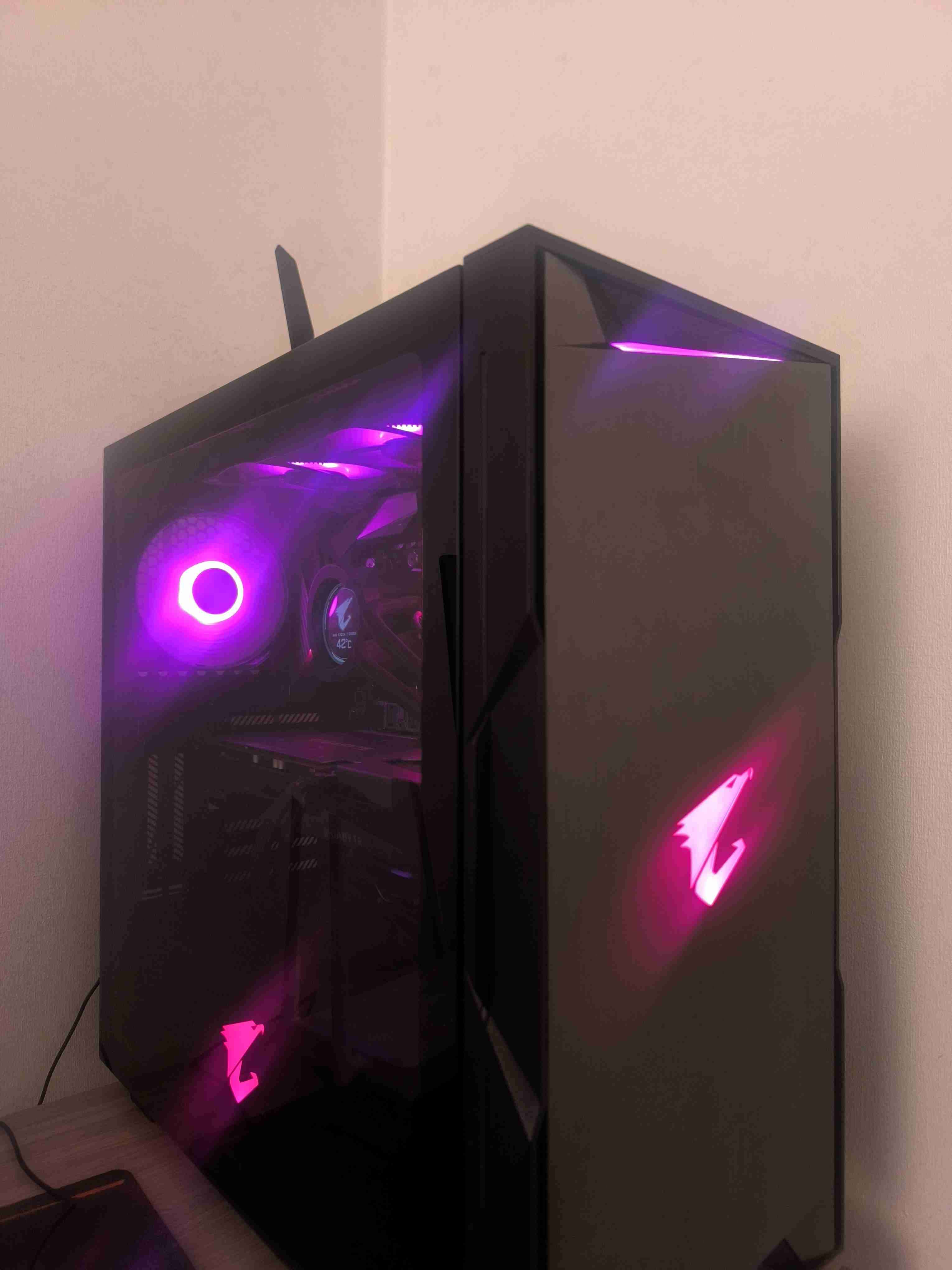 PC de escritorio gamer con luces LED - miniatura 2