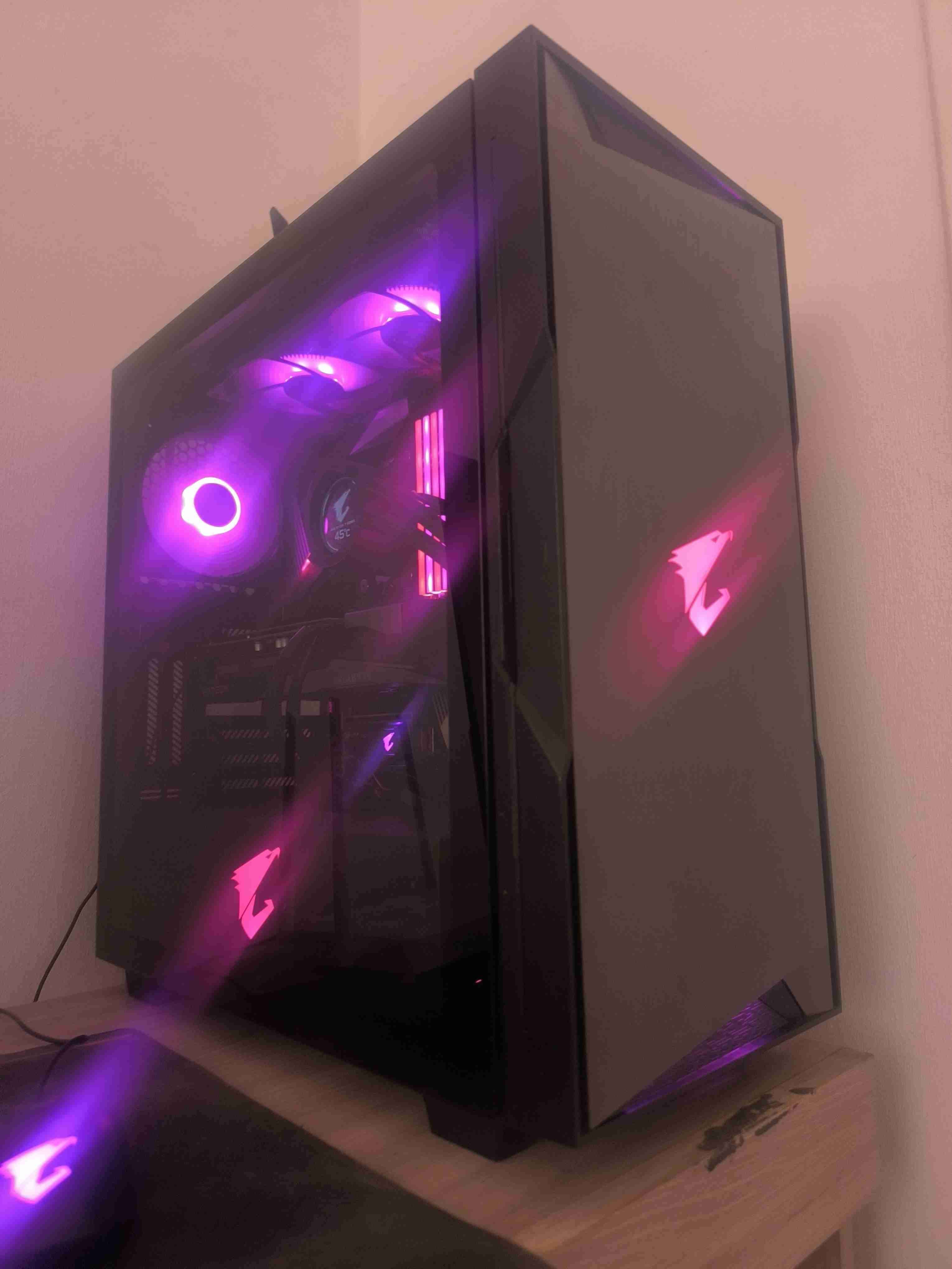 PC de escritorio gamer con luces LED - miniatura 3