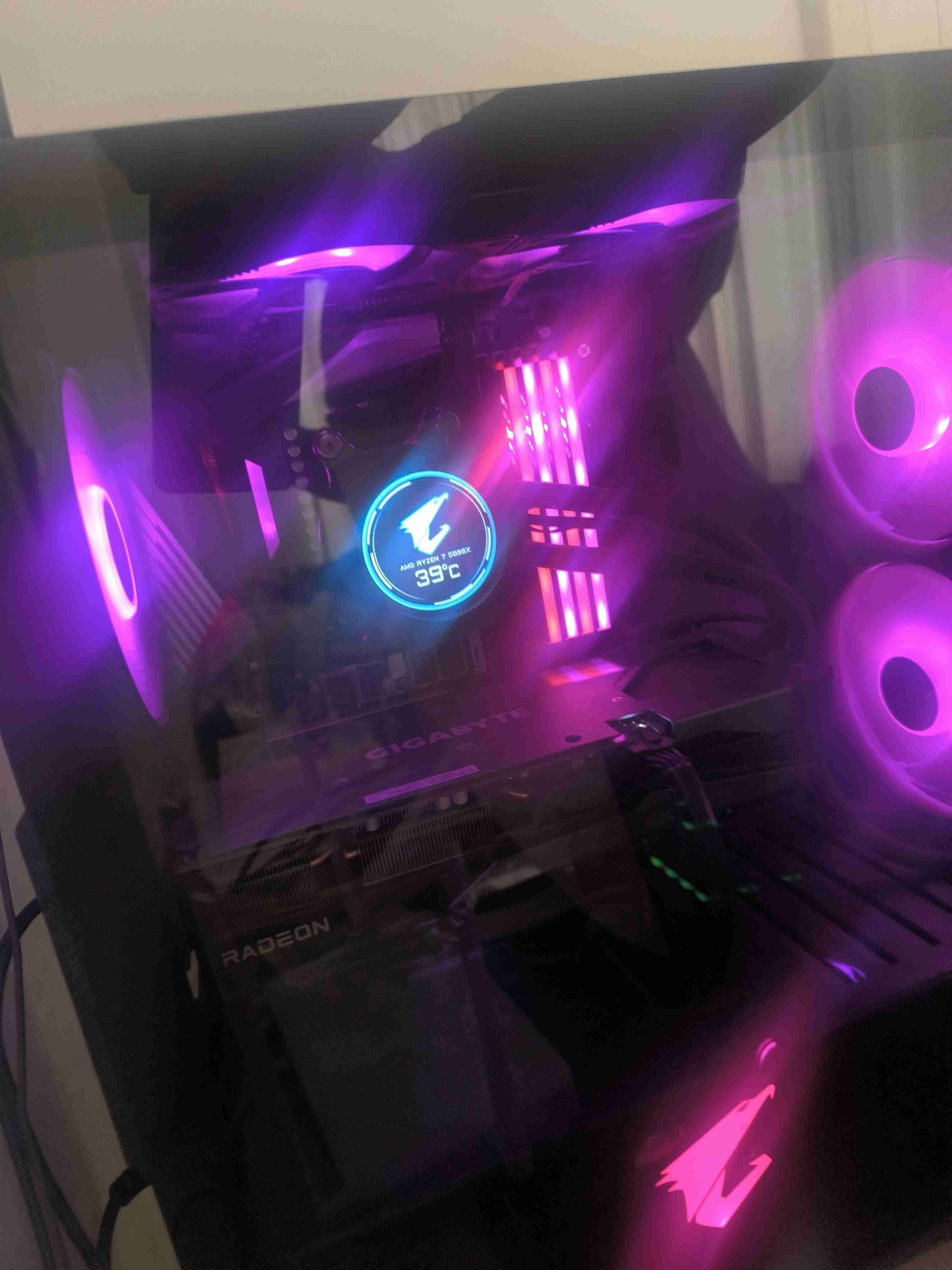 PC de escritorio gamer con luces LED - miniatura 4
