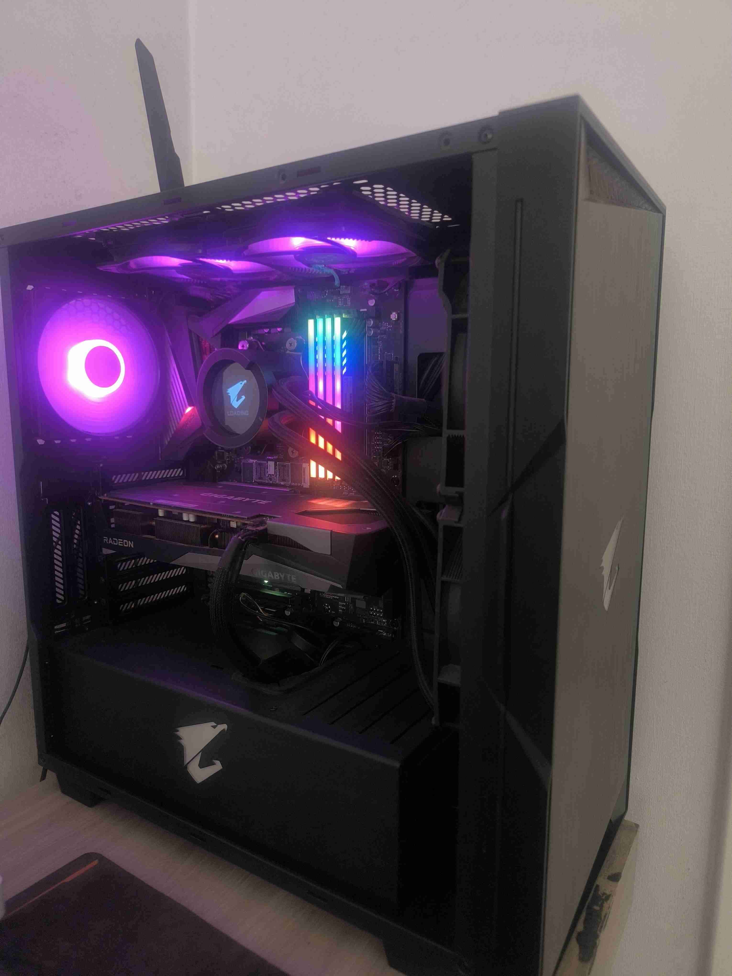 PC de escritorio gamer con luces LED - miniatura 5