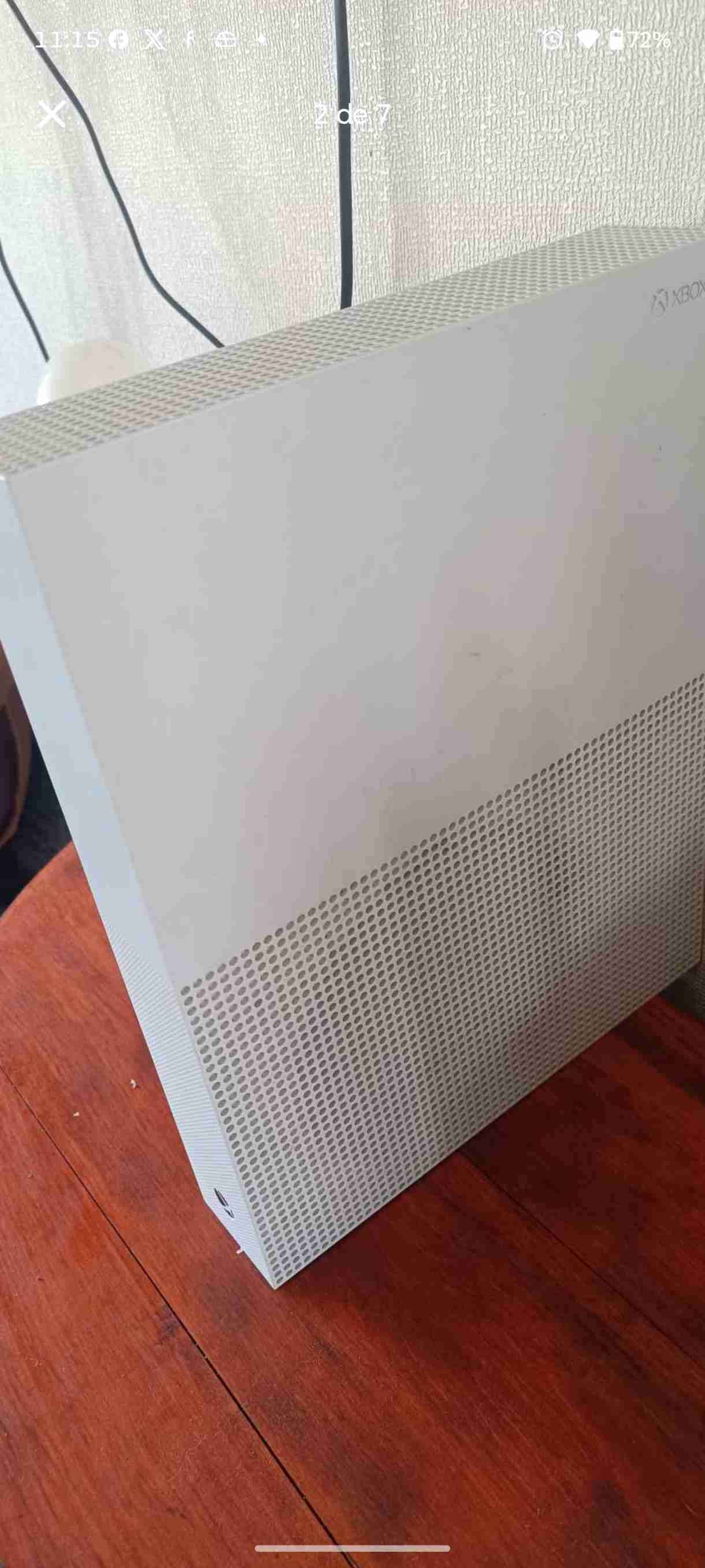 Consola de videojuegos blanca - miniatura 4