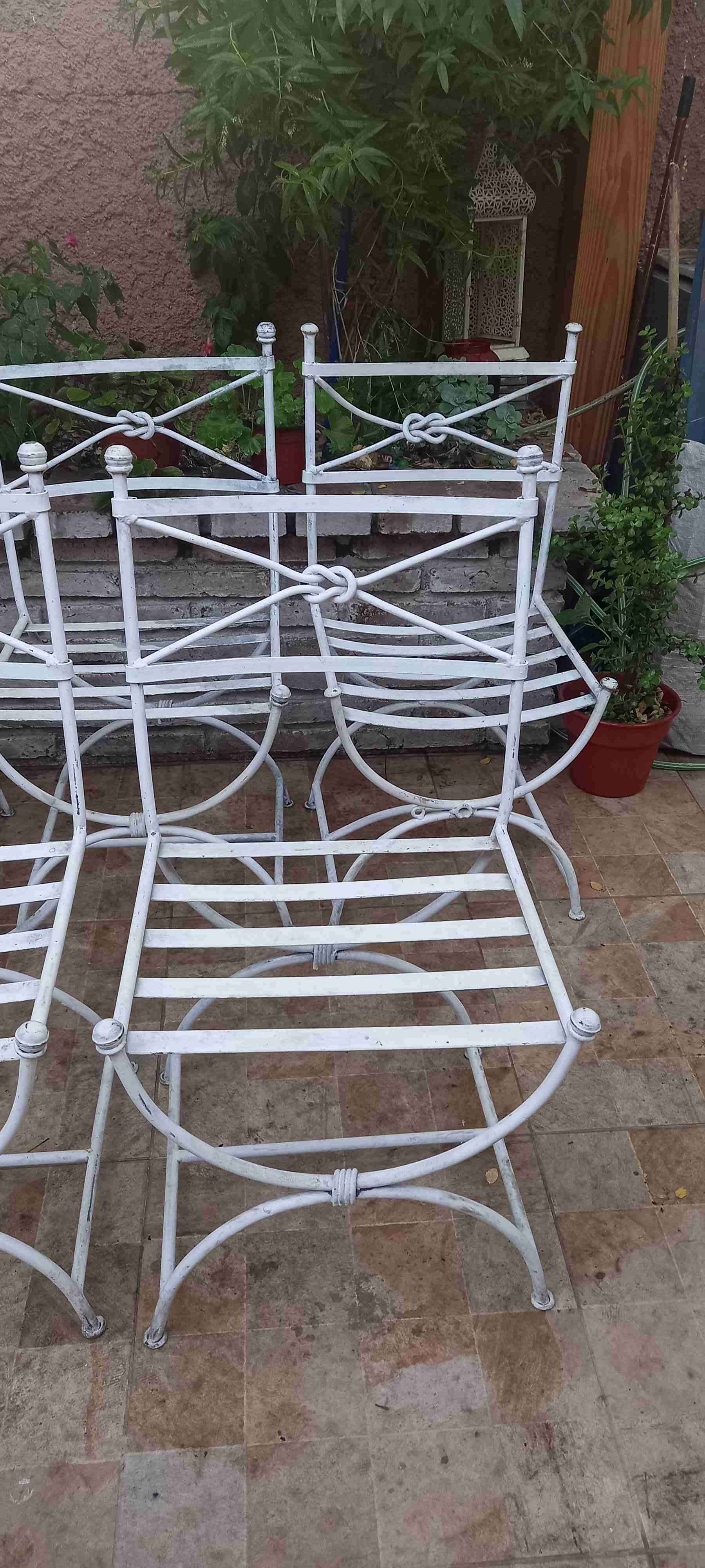 Juego de sillas de metal blancas - miniatura 4